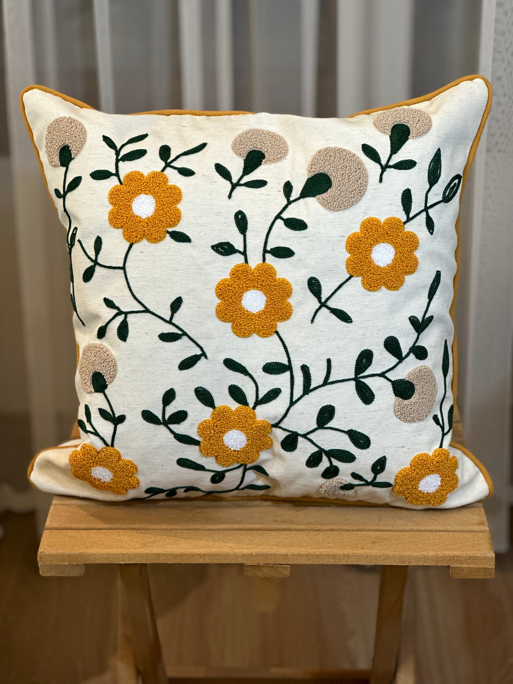 Bohem Tarzı Beyaz Zemin Üzerine Örgü/Düğüm Nakışlı Dekoratif Yastık