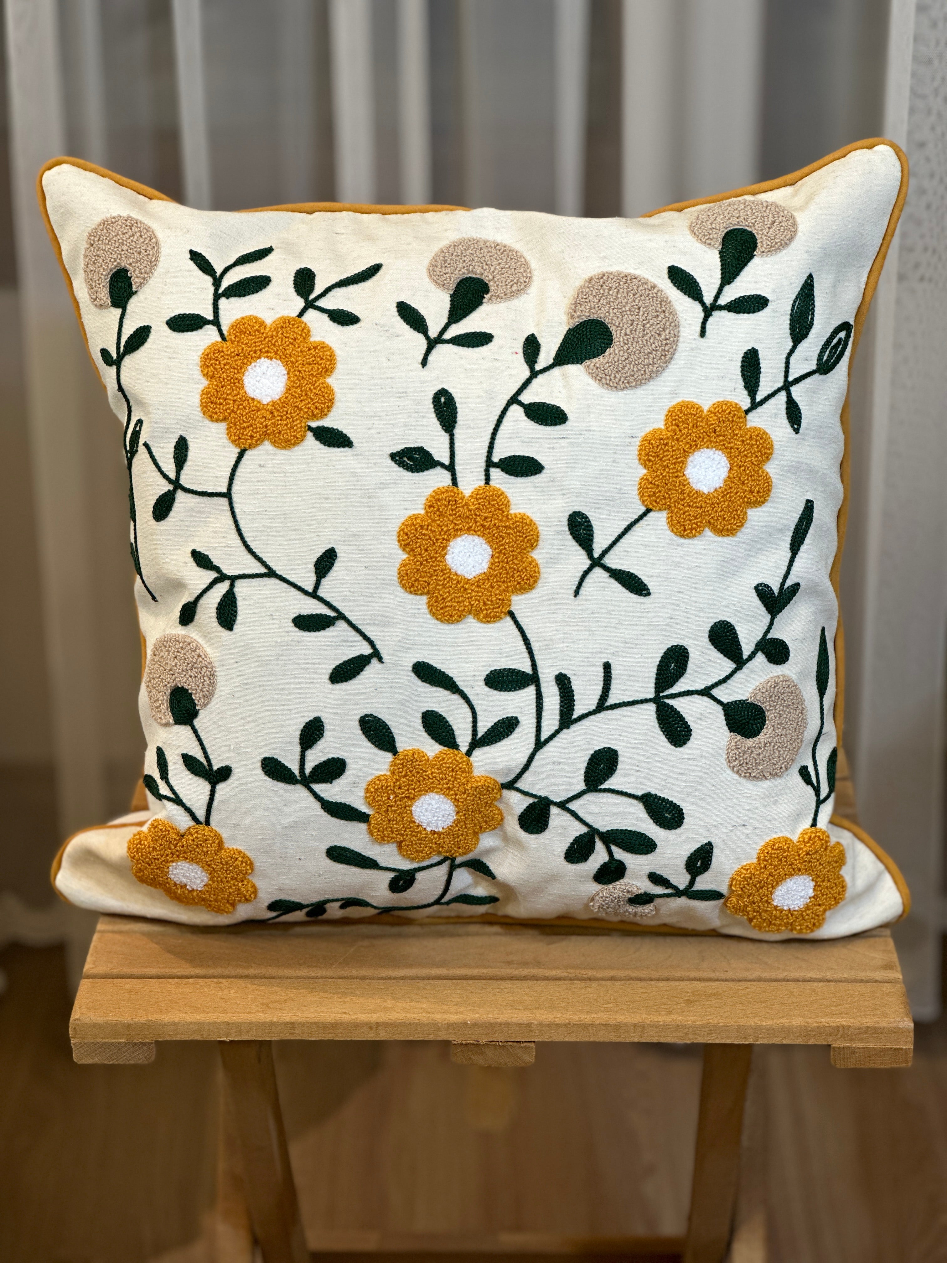 Bohem Tarzı Beyaz Zemin Üzerine Örgü/Düğüm Nakışlı Dekoratif Yastık