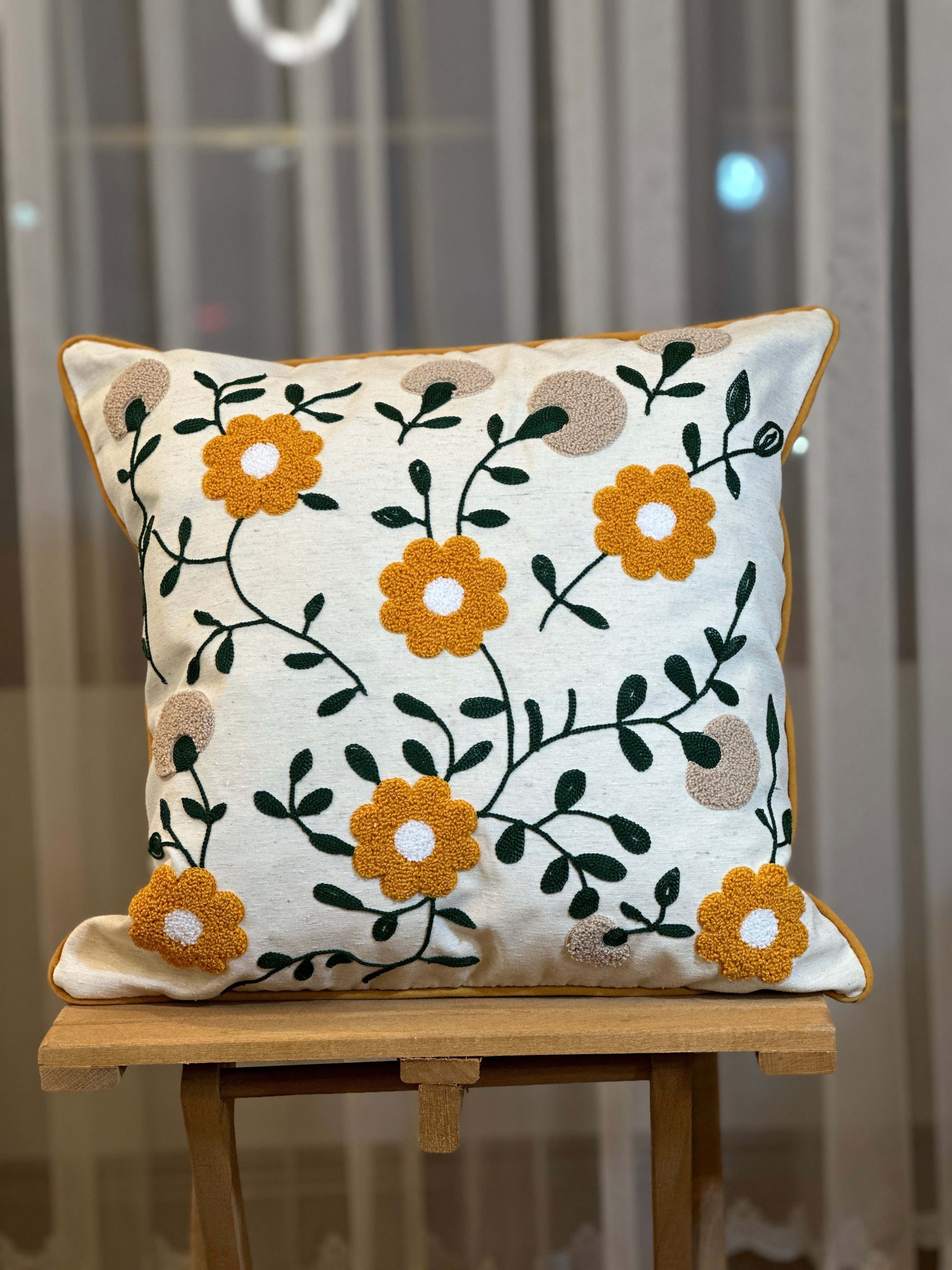 Bohem Tarzı Beyaz Zemin Üzerine Örgü/Düğüm Nakışlı Dekoratif Yastık