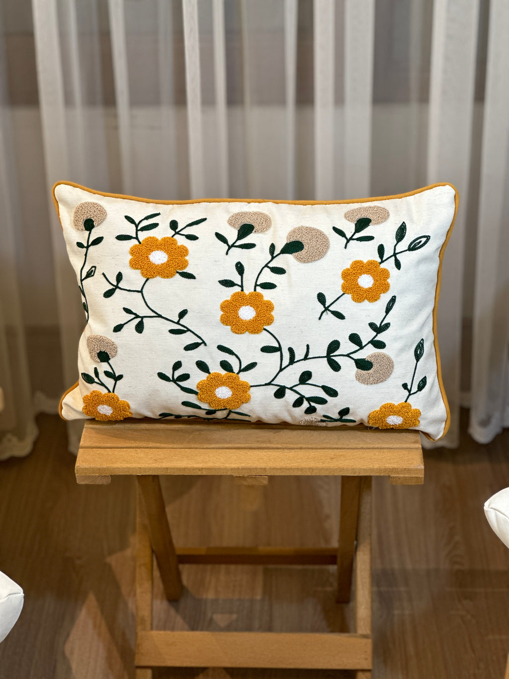 Bohem Tarzı Beyaz Zemin Üzerine Örgü/Düğüm Nakışlı Dekoratif Yastık