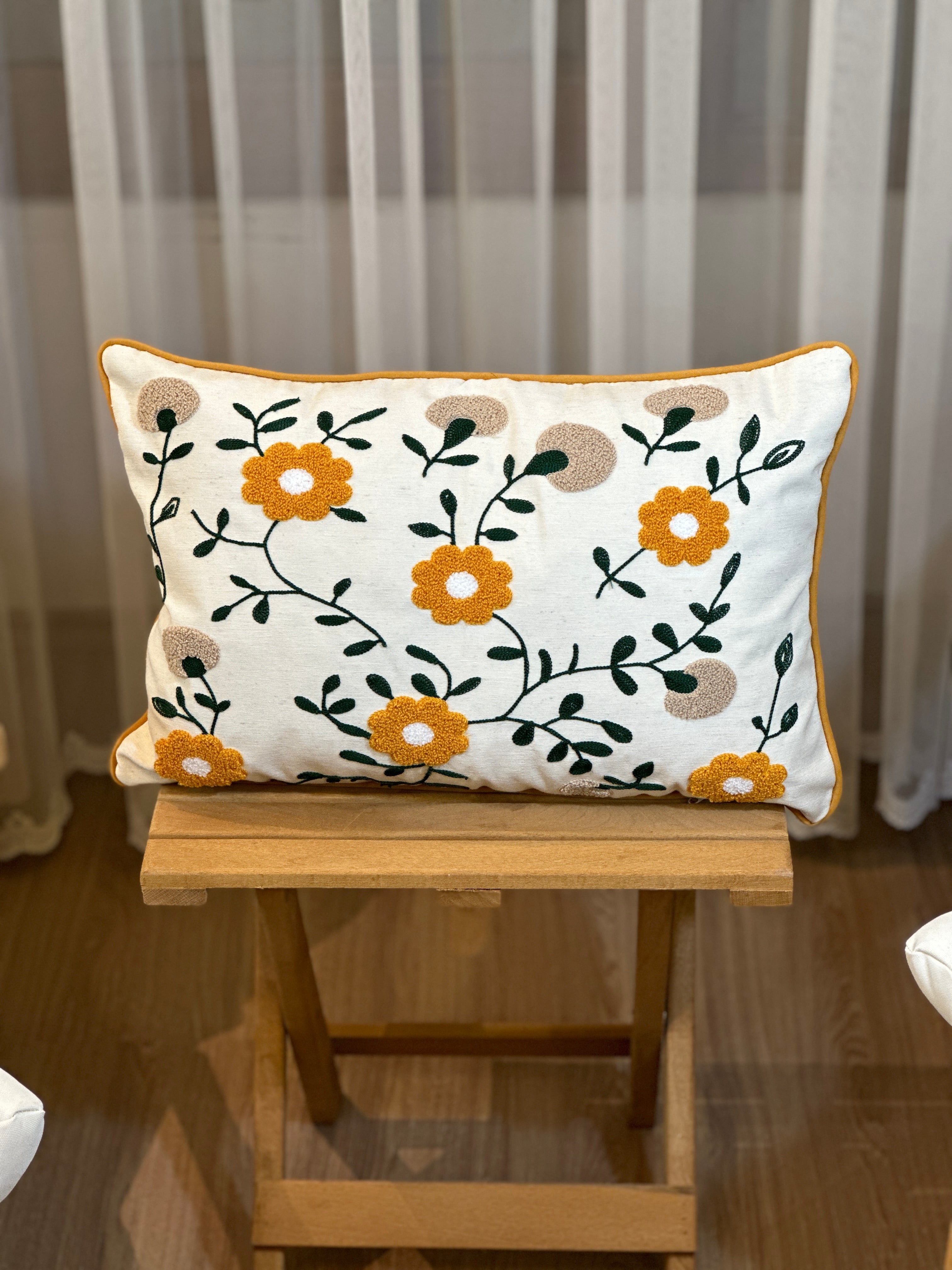 Bohem Tarzı Beyaz Zemin Üzerine Örgü/Düğüm Nakışlı Dekoratif Yastık