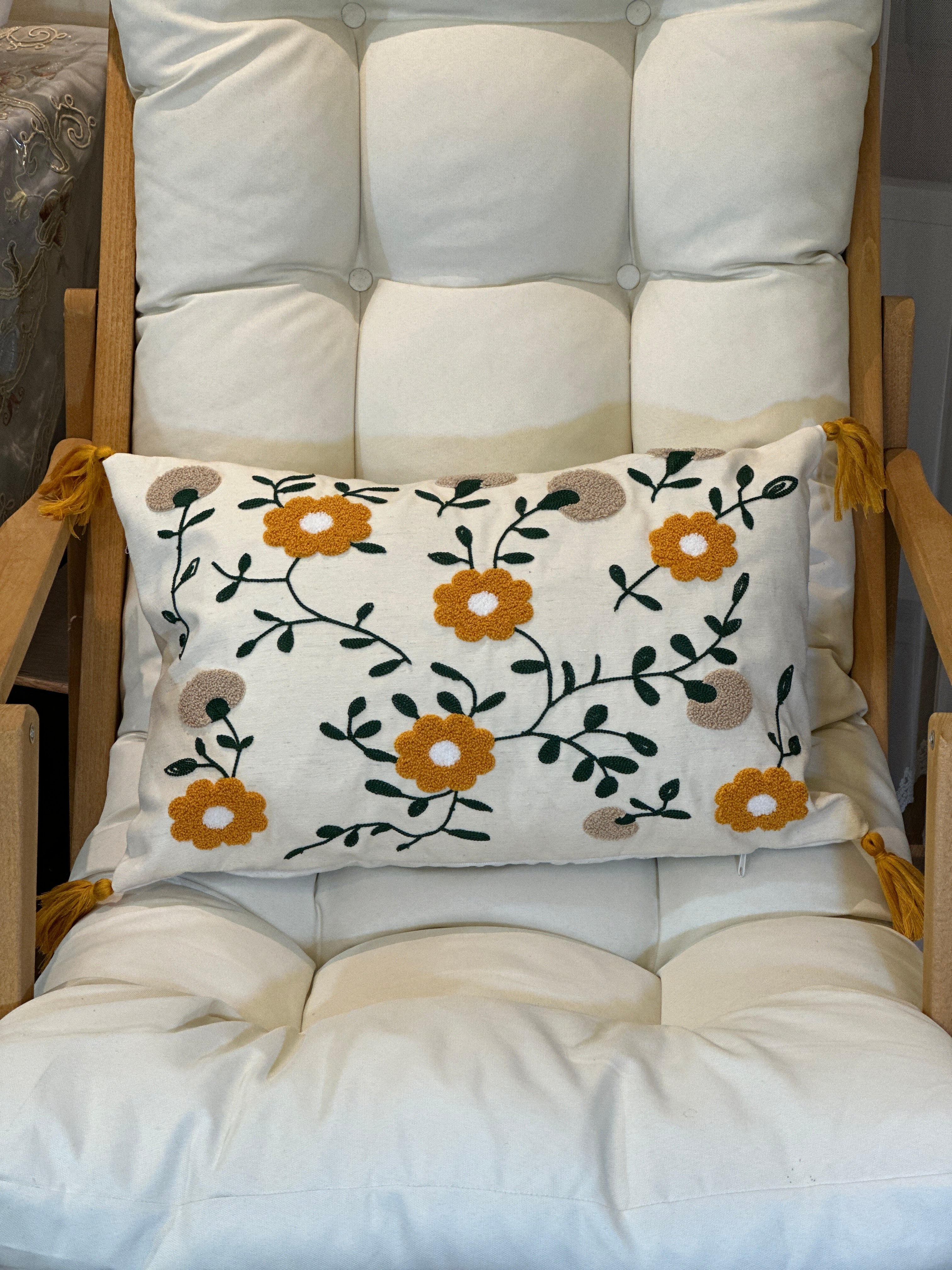 Bohem Tarzı Beyaz Zemin Üzerine Örgü/Düğüm Nakışlı Dekoratif Yastık