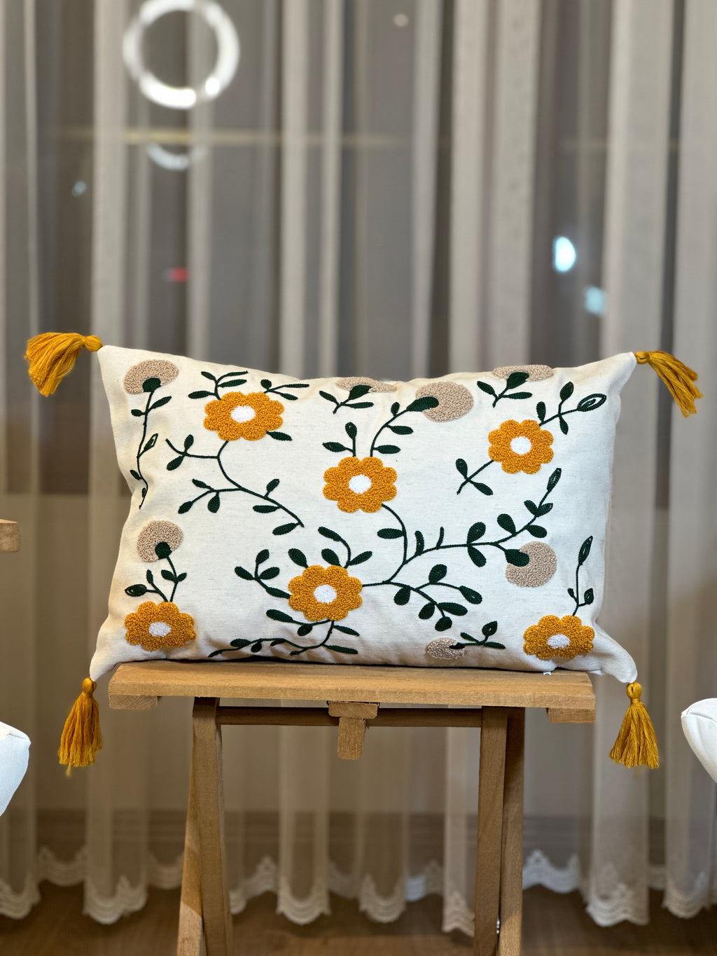 Bohem Tarzı Beyaz Zemin Üzerine Örgü/Düğüm Nakışlı Dekoratif Yastık