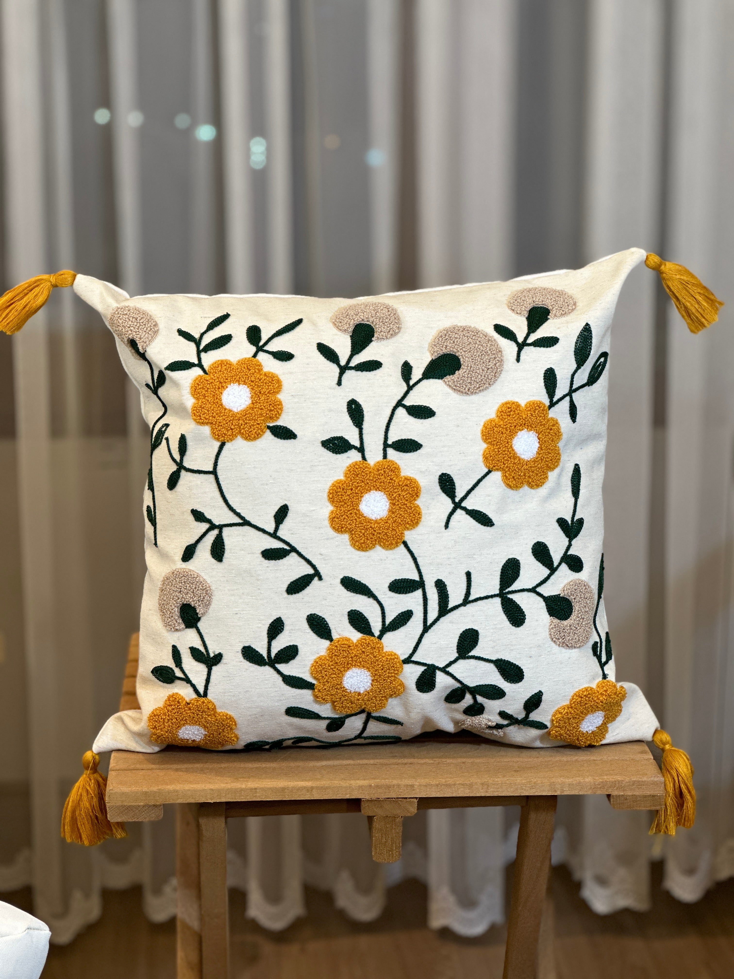 Bohem Tarzı Beyaz Zemin Üzerine Örgü/Düğüm Nakışlı Dekoratif Yastık