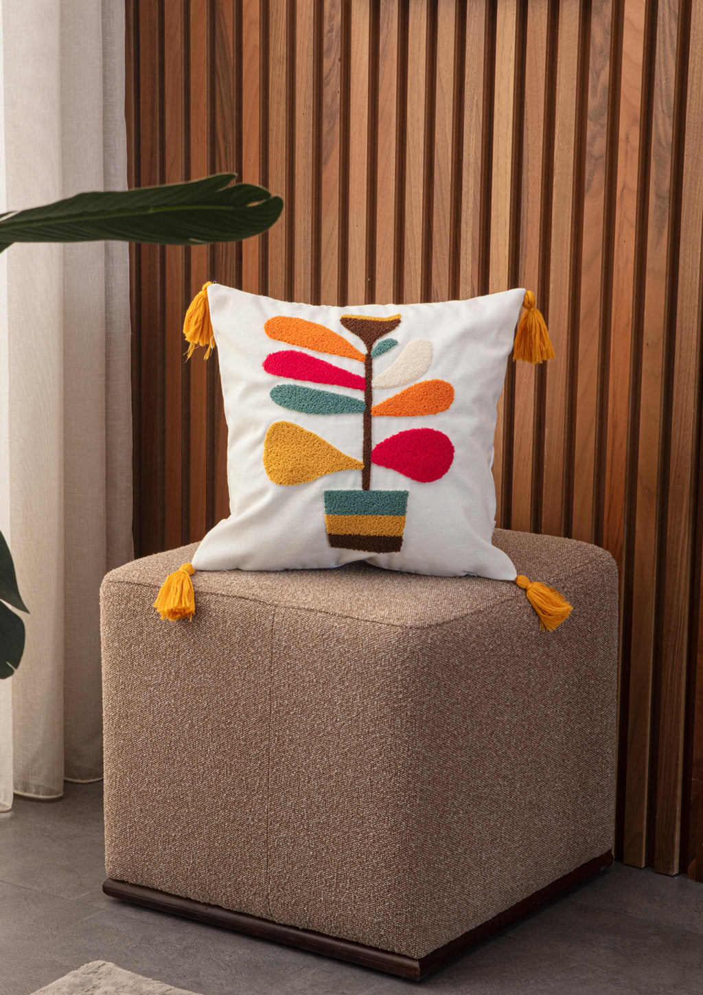 Bohem Tarzı Beyaz Zemin Üzerine Örgü/Düğüm Nakışlı Dekoratif Yastık