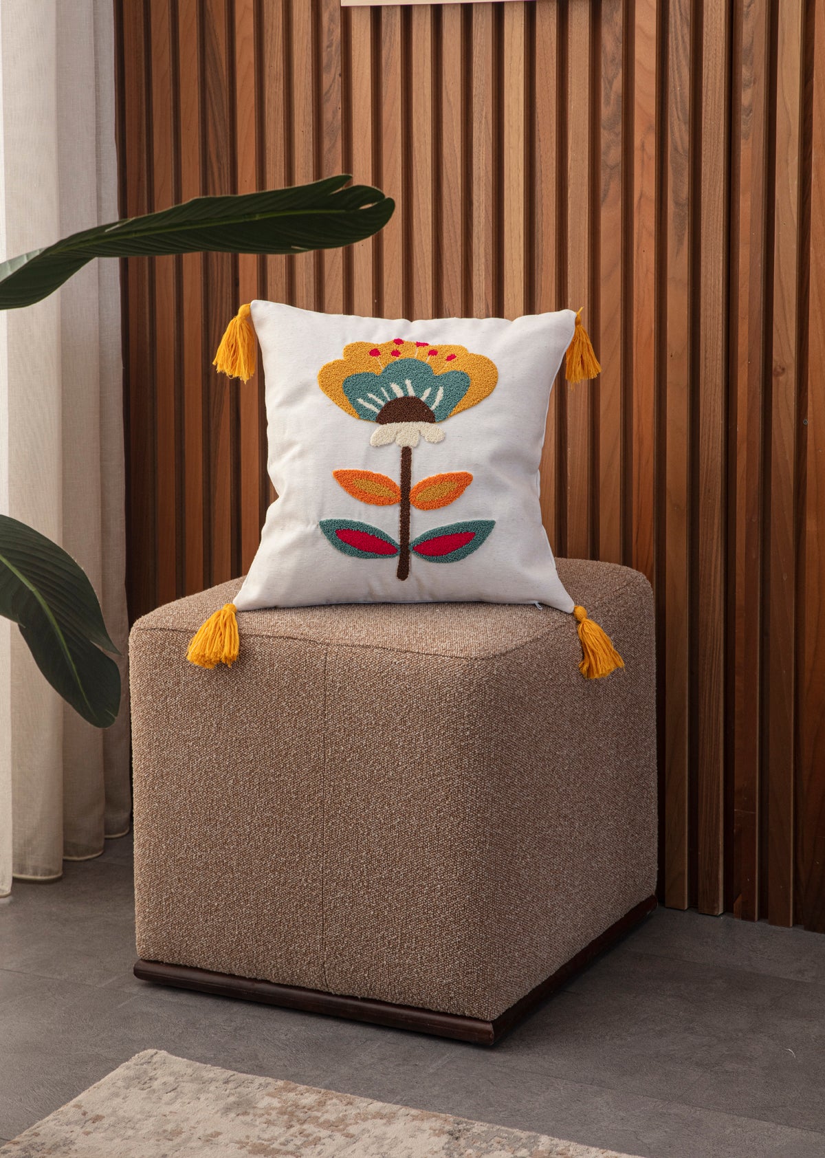 Bohem Tarzı Beyaz Zemin Üzerine Örgü/Düğüm Nakışlı Dekoratif Yastık