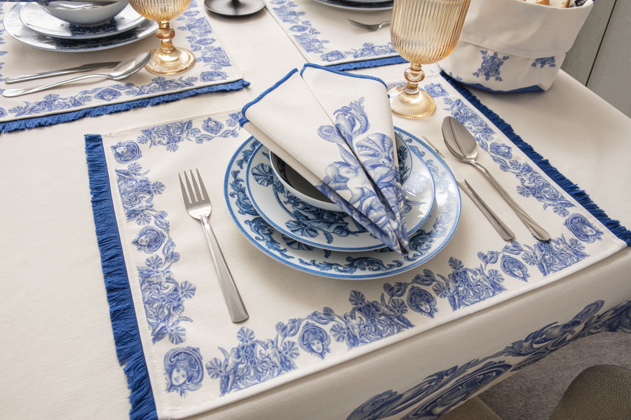 Çini Mavi Full Sofra Tekstili Takımı - Bahçe Desenli Saçaklı Sofra Seti