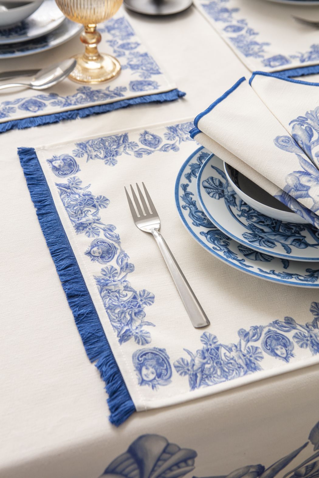 Çini Mavi Full Sofra Tekstili Takımı - Bahçe Desenli Saçaklı Sofra Seti