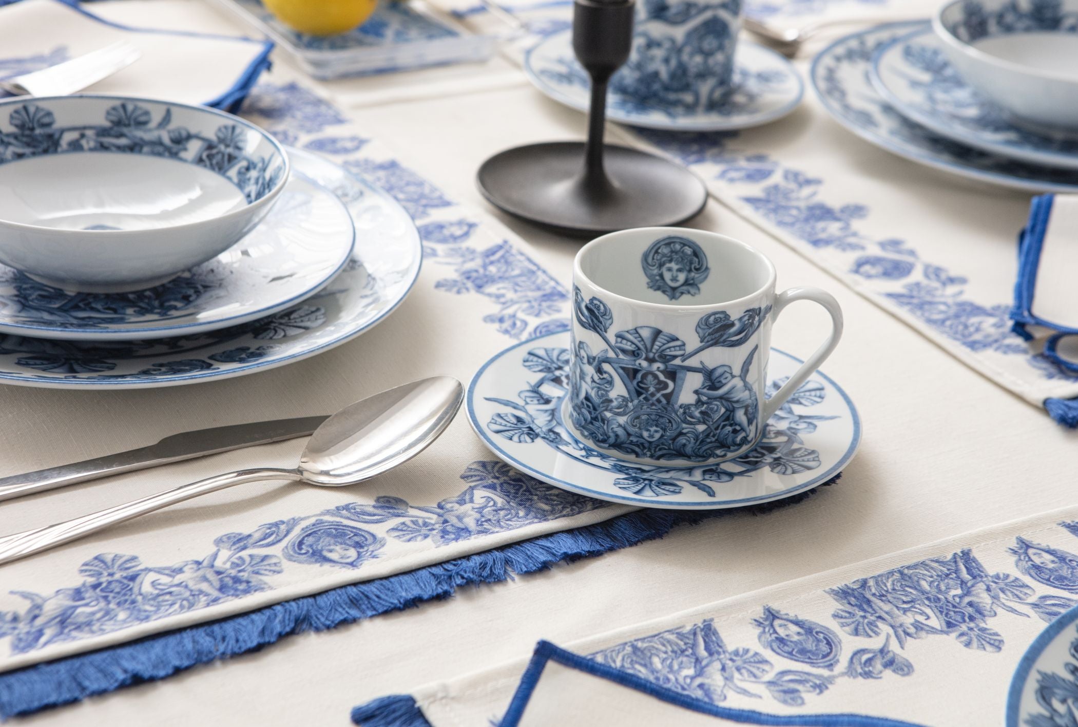 Çini Mavi Full Sofra Tekstili Takımı - Bahçe Desenli Saçaklı Sofra Seti