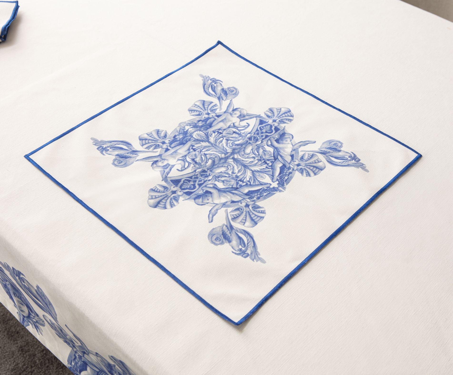 Çini Mavi Full Sofra Tekstili Takımı - Bahçe Desenli Saçaklı Sofra Seti