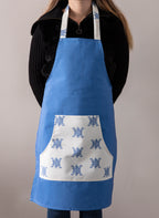 Mutfak Önlüğü (Kar Tanesi Desenli) – Leke Tutmayan Kumaş, Ayarlanabilir Askılı, Şık ve Kullanışlı Tasarım