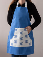 Mutfak Önlüğü (Kar Tanesi Desenli) – Leke Tutmayan Kumaş, Ayarlanabilir Askılı, Şık ve Kullanışlı Tasarım
