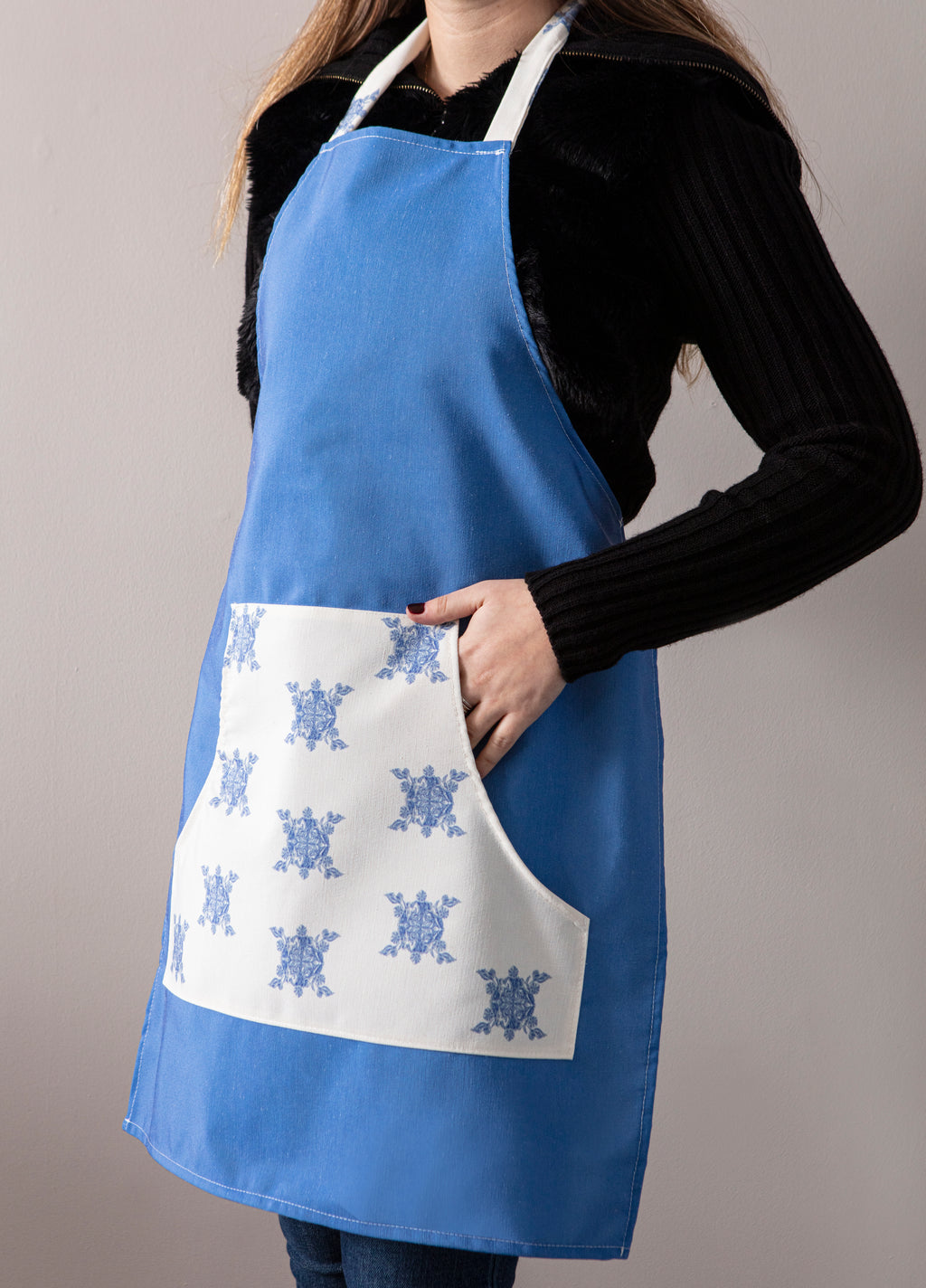 Mutfak Önlüğü (Kar Tanesi Desenli) – Leke Tutmayan Kumaş, Ayarlanabilir Askılı, Şık ve Kullanışlı Tasarım