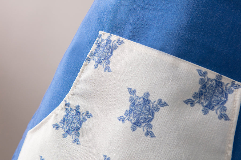 Mutfak Önlüğü (Kar Tanesi Desenli) – Leke Tutmayan Kumaş, Ayarlanabilir Askılı, Şık ve Kullanışlı Tasarım