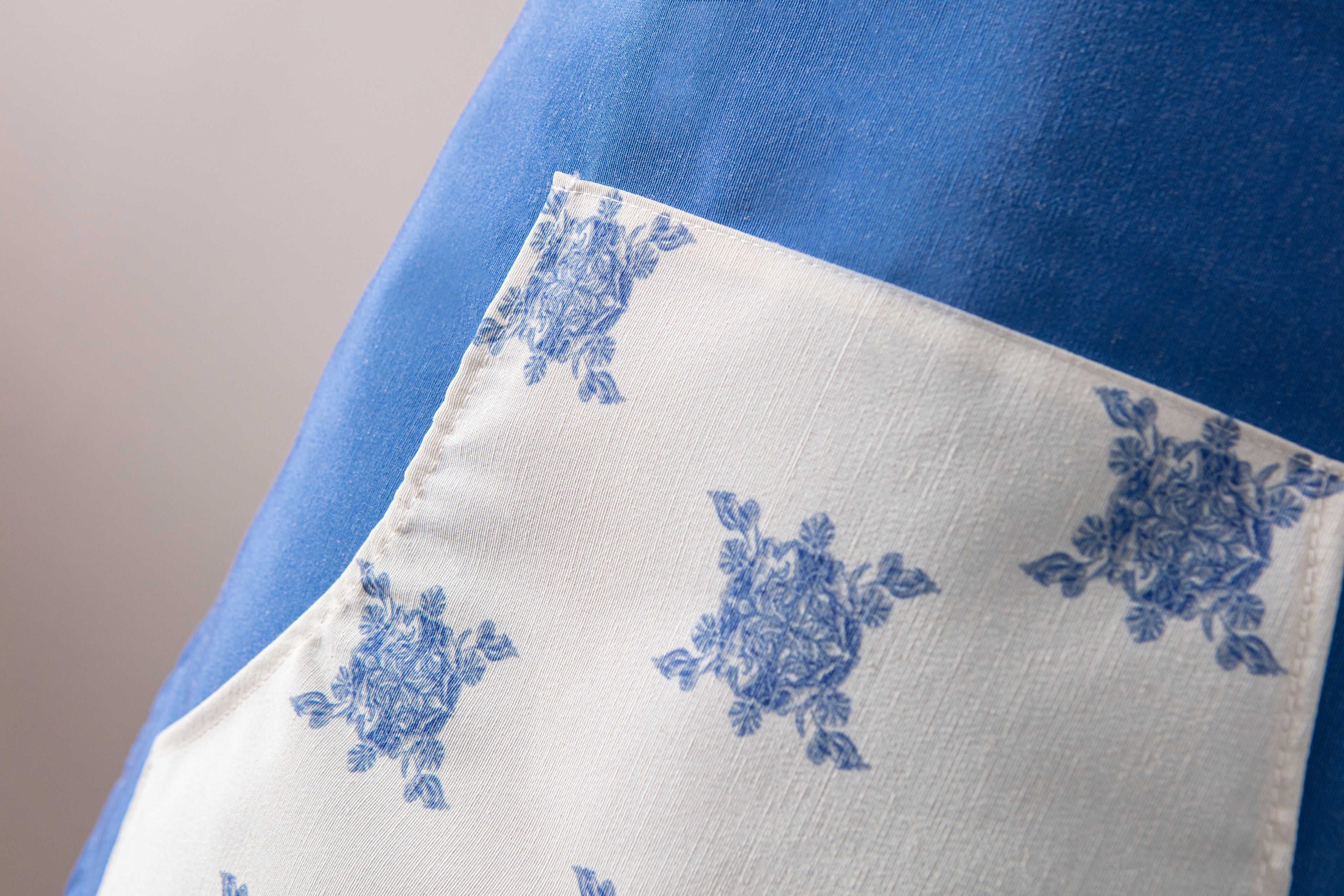 Mutfak Önlüğü (Kar Tanesi Desenli) – Leke Tutmayan Kumaş, Ayarlanabilir Askılı, Şık ve Kullanışlı Tasarım