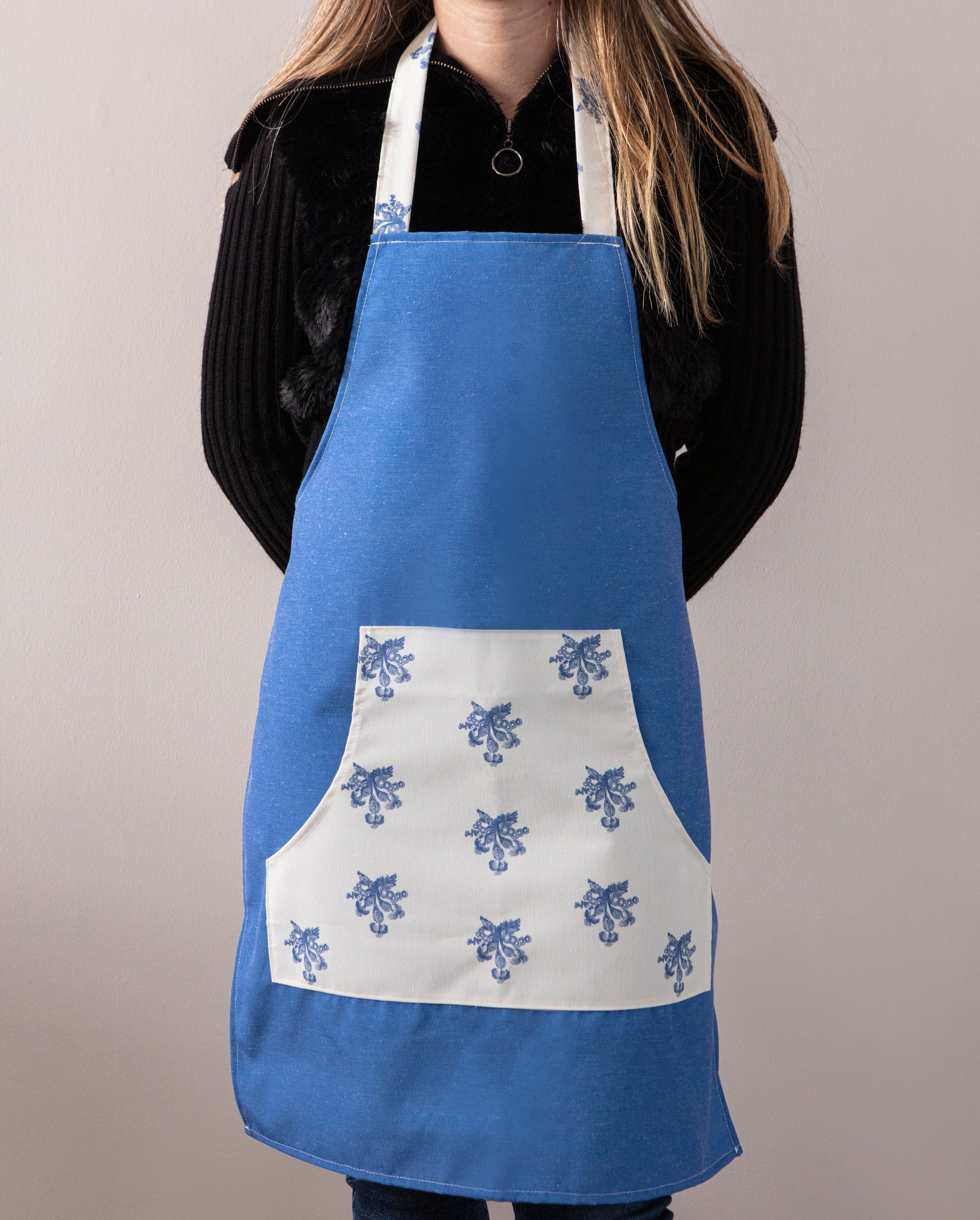 Mutfak Önlüğü (Çiçek Desenli) – Leke Tutmayan Kumaş, Ayarlanabilir Askılı, Şık ve Kullanışlı Tasarım