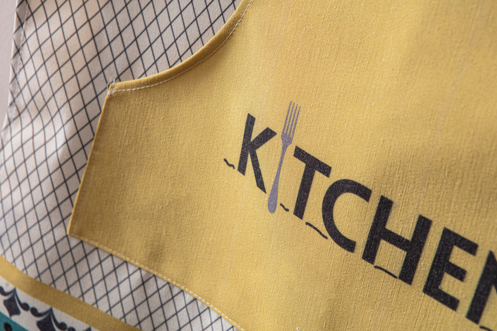 Mutfak Önlüğü (Kitchen Yazılı) – Leke Tutmayan Kumaş, Ayarlanabilir Askılı, Şık ve Kullanışlı Tasarım