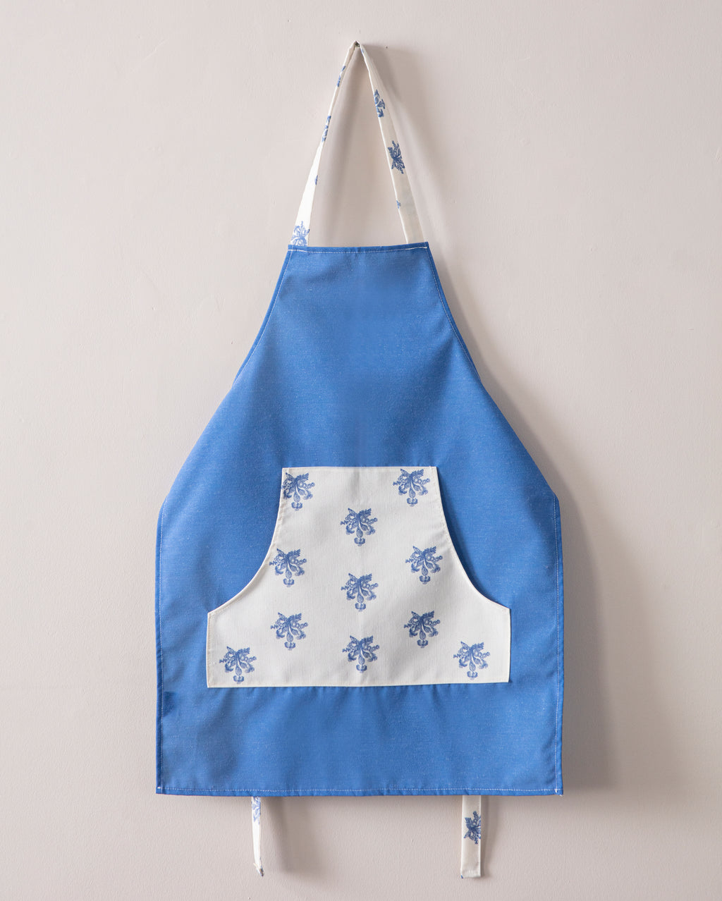 Mutfak Önlüğü (Çiçek Desenli) – Leke Tutmayan Kumaş, Ayarlanabilir Askılı, Şık ve Kullanışlı Tasarım