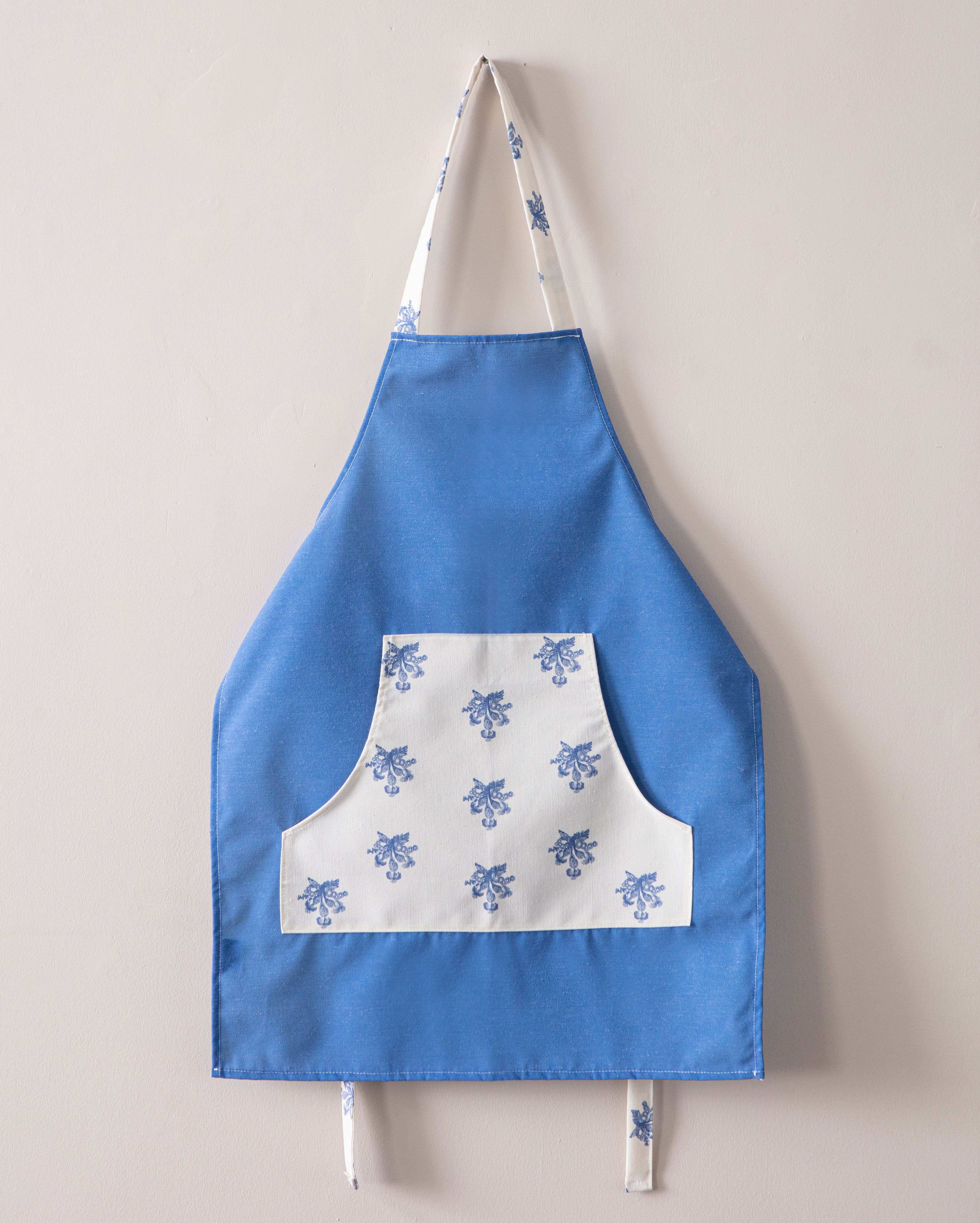 Mutfak Önlüğü (Çiçek Desenli) – Leke Tutmayan Kumaş, Ayarlanabilir Askılı, Şık ve Kullanışlı Tasarım