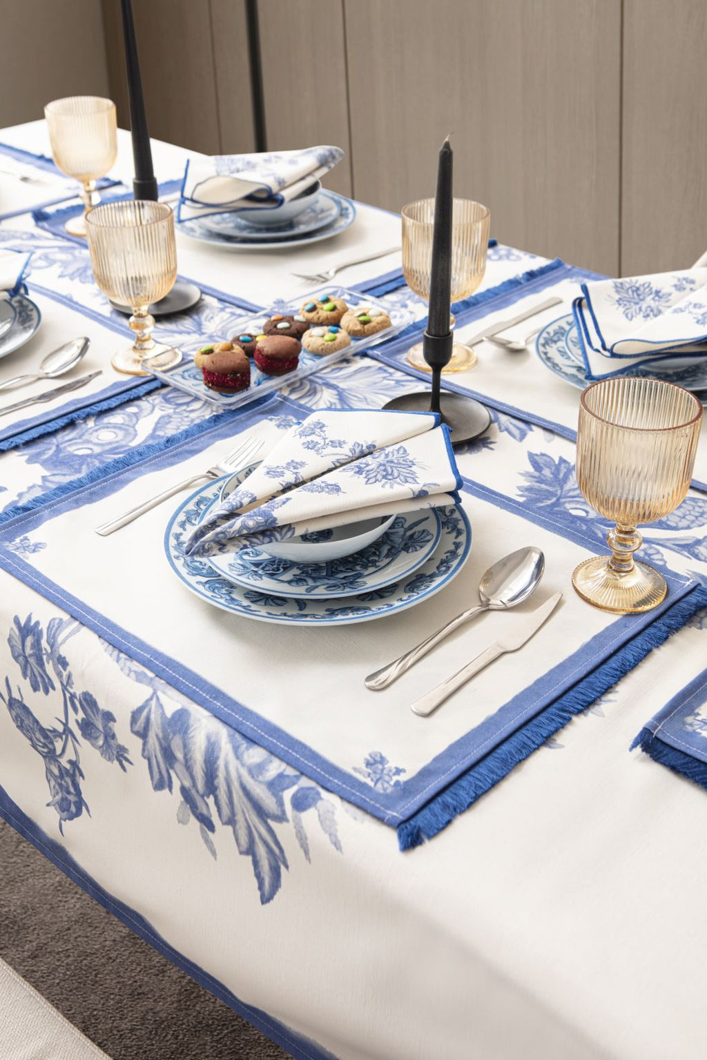 Çini Mavi Floral Desenli Püskül Detaylı Full Sofra Tekstili Takımı