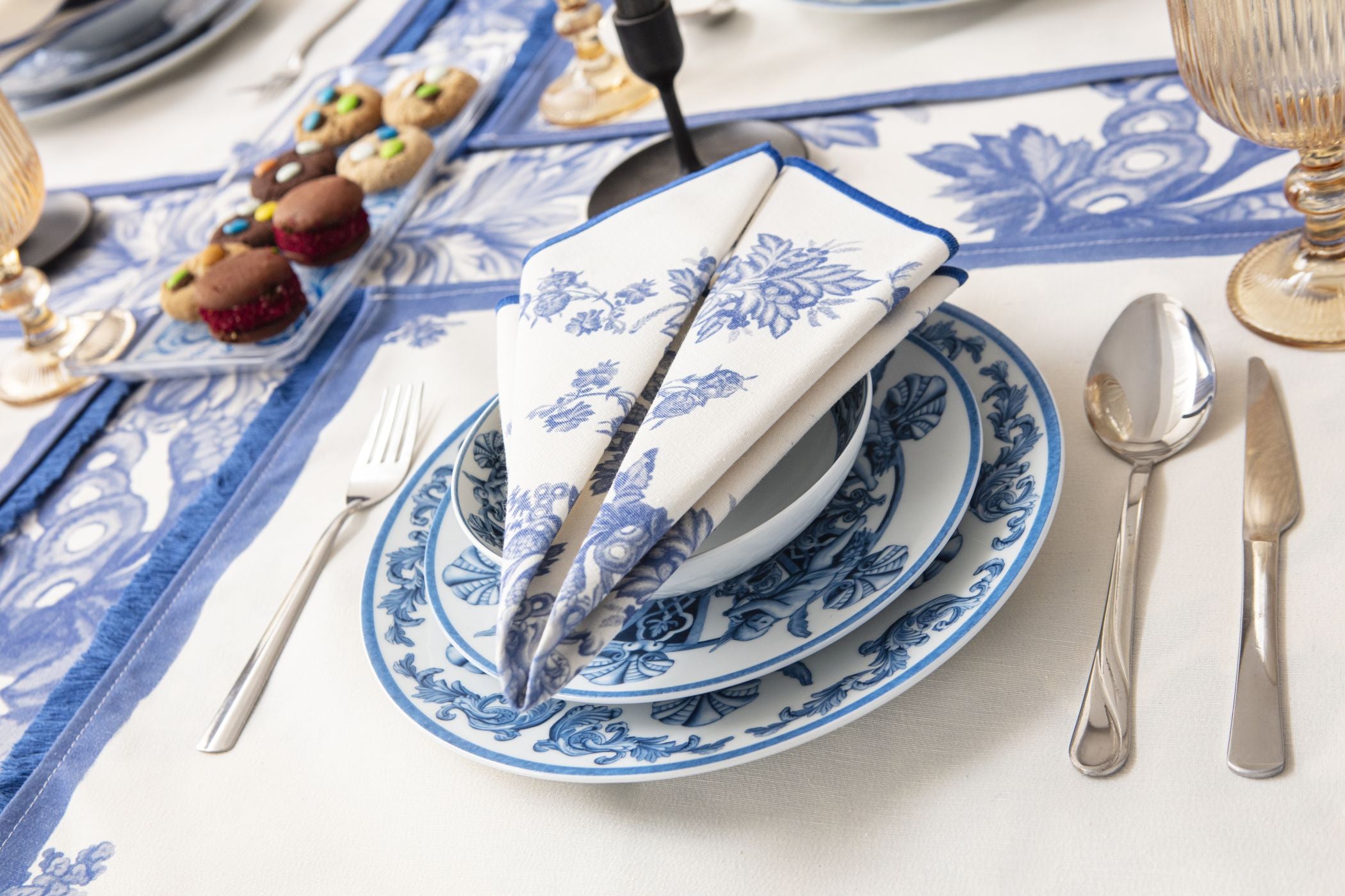 Çini Mavi Floral Desenli Püskül Detaylı Full Sofra Tekstili Takımı