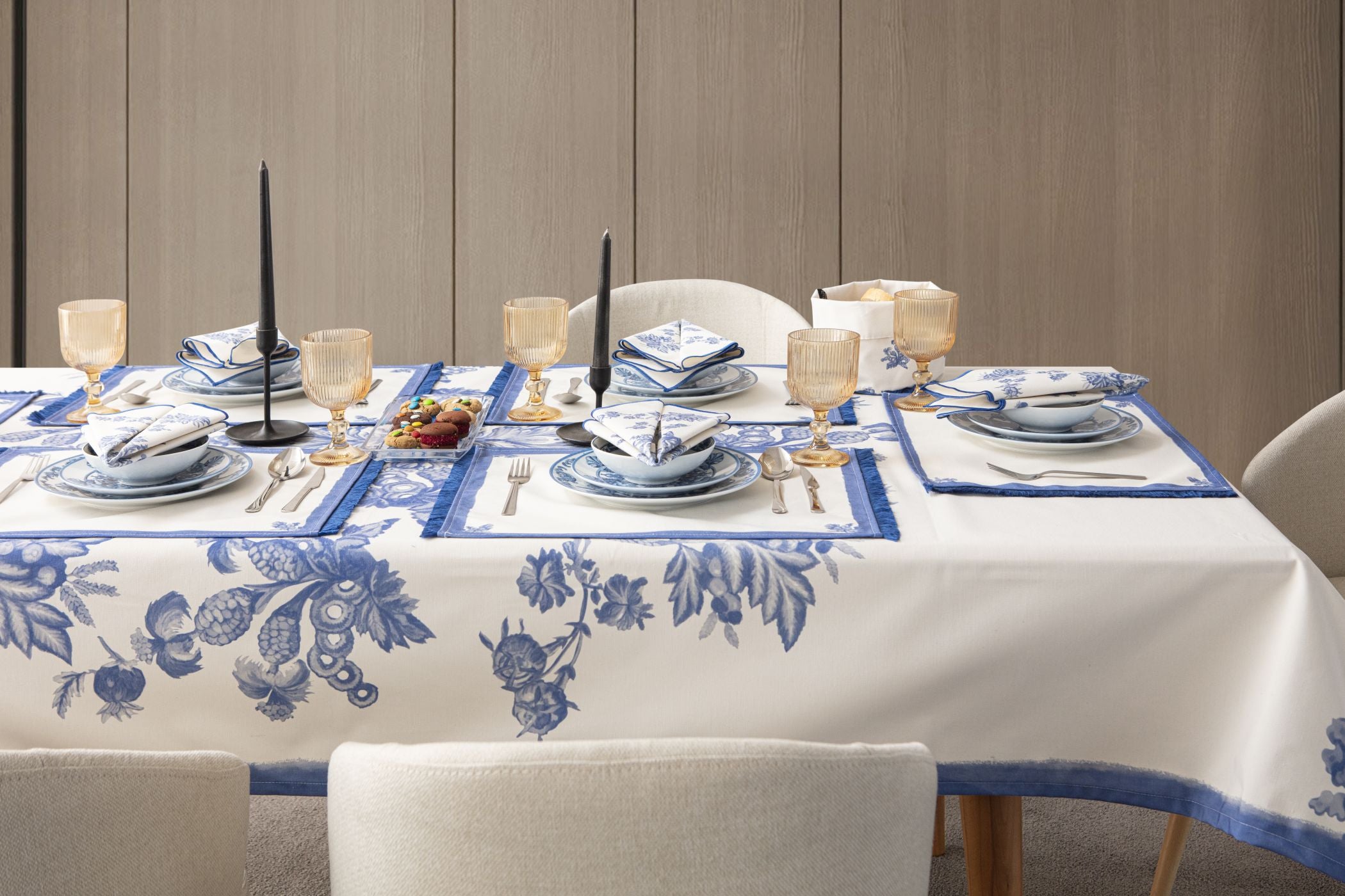 Çini Mavi Floral Desenli Püskül Detaylı Full Sofra Tekstili Takımı