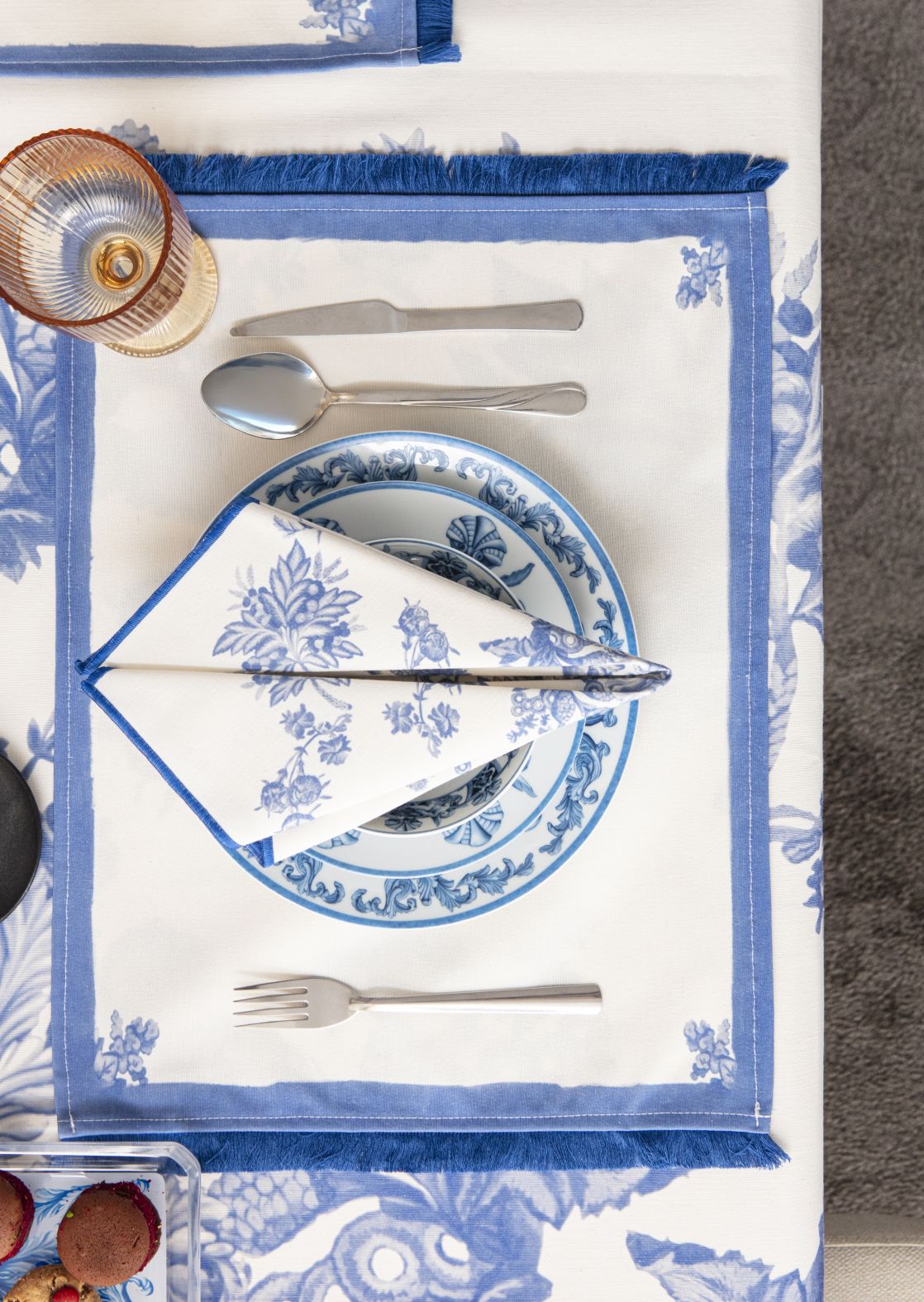 Çini Mavi Floral Desenli Püskül Detaylı Full Sofra Tekstili Takımı