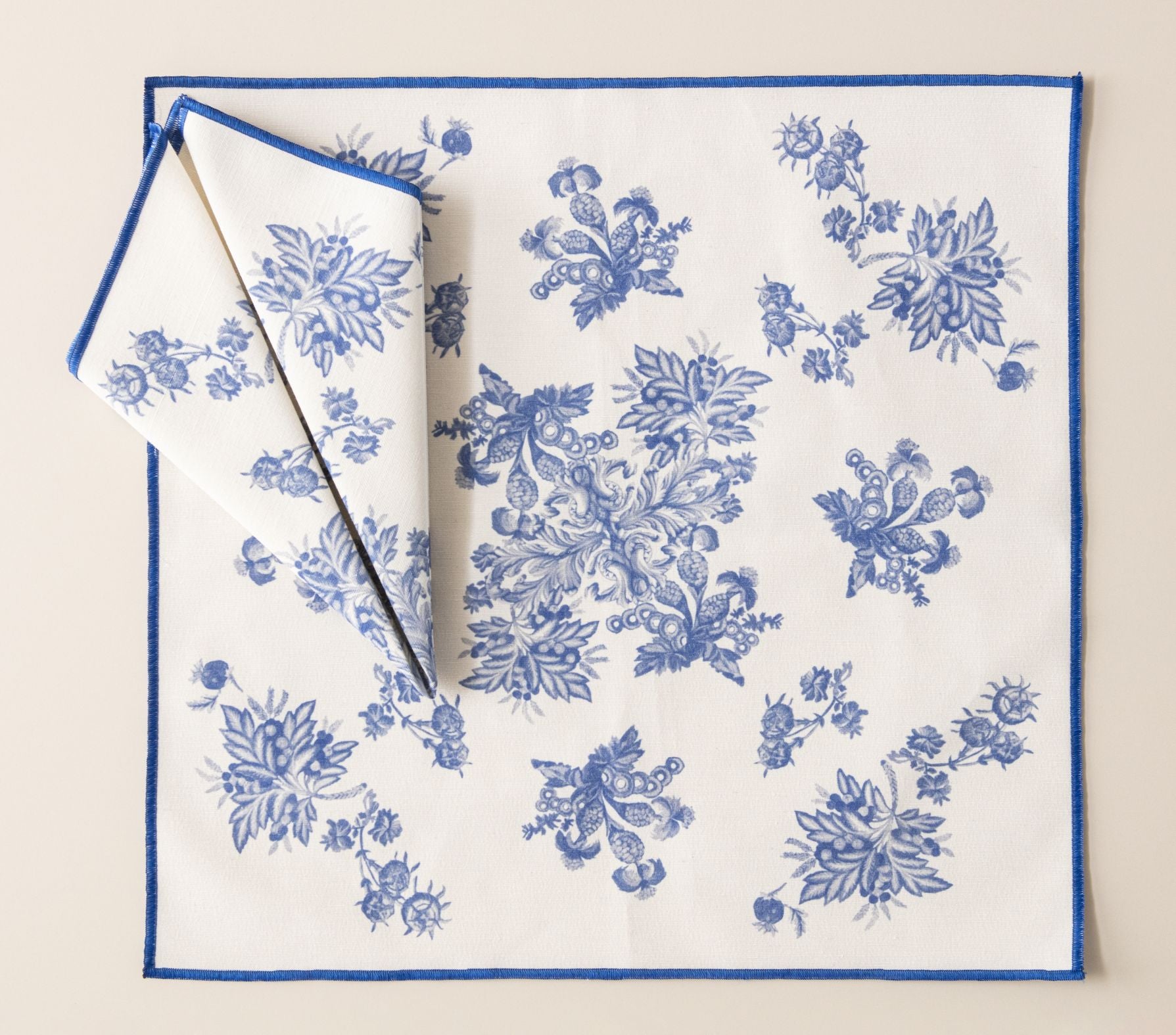 Çini Mavi Floral Desenli Püskül Detaylı Full Sofra Tekstili Takımı