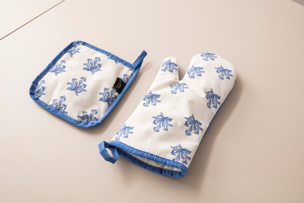 Mavi Çiçek Desenli Mutfak Fırın Eldiveni & Tutamaç Seti – Isıya Dayanıklı, Şık Desenli, Kaymaz ve Kullanışlı