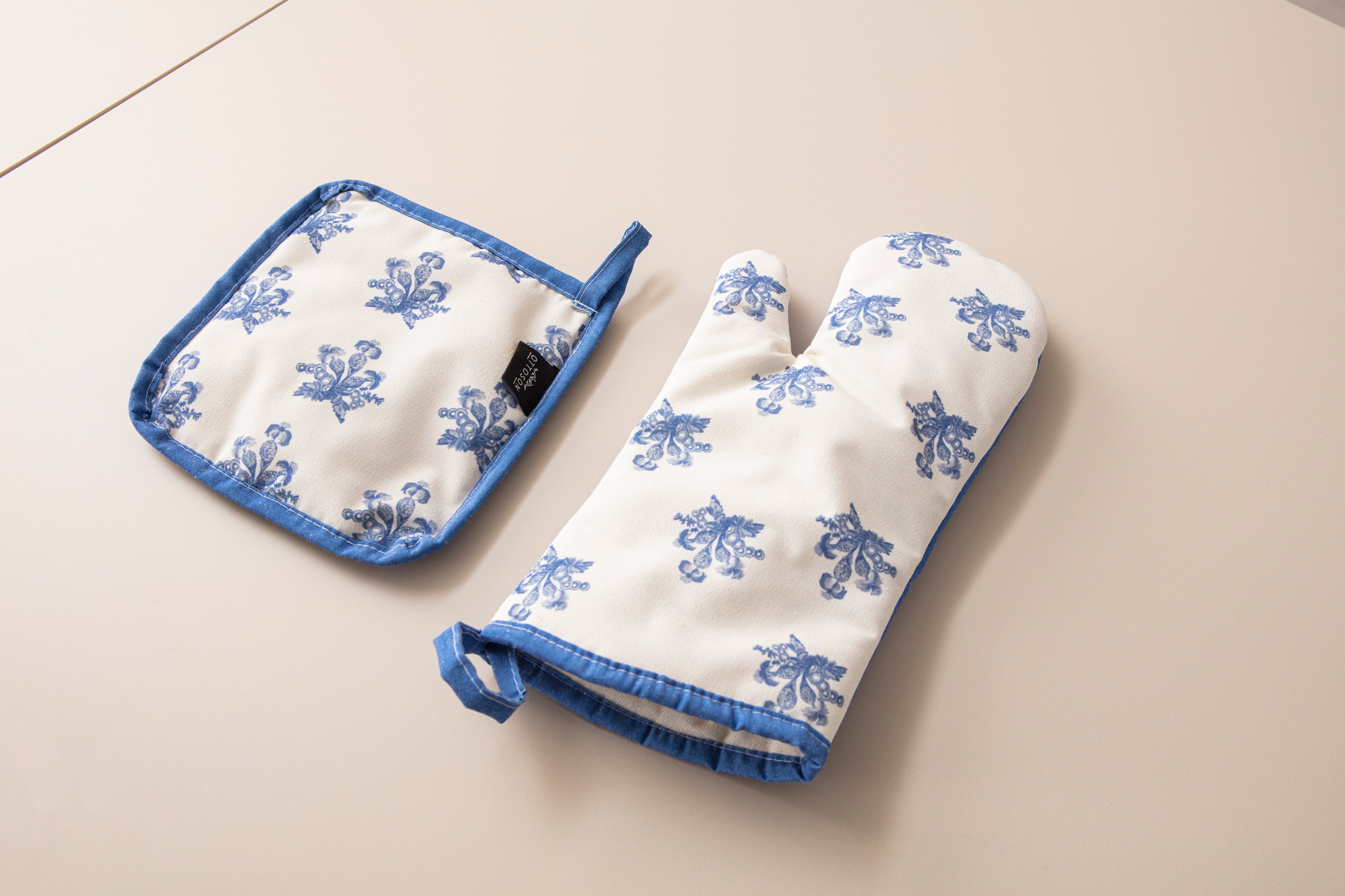 Mavi Çiçek Desenli Mutfak Fırın Eldiveni & Tutamaç Seti – Isıya Dayanıklı, Şık Desenli, Kaymaz ve Kullanışlı