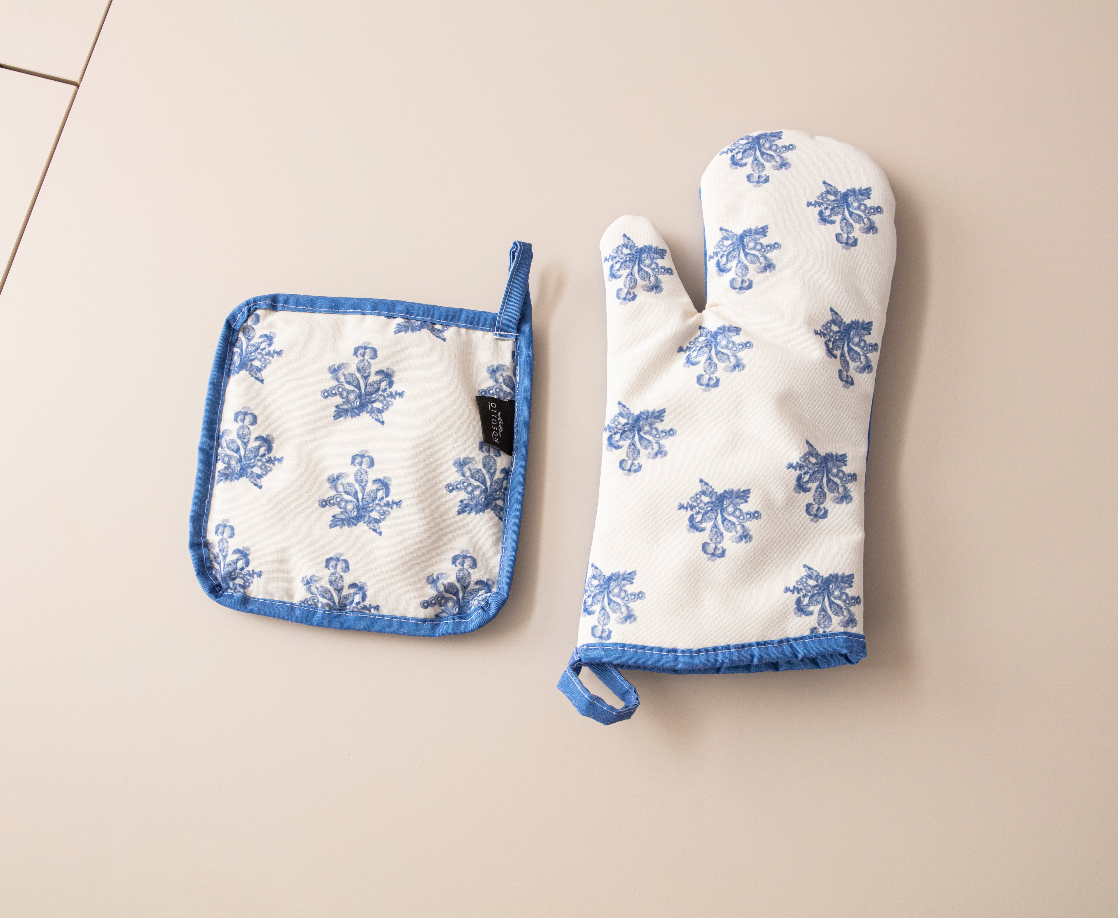 Mavi Çiçek Desenli Mutfak Fırın Eldiveni & Tutamaç Seti – Isıya Dayanıklı, Şık Desenli, Kaymaz ve Kullanışlı
