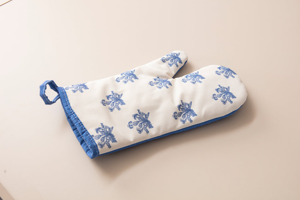 Mavi Çiçek Desenli Mutfak Fırın Eldiveni & Tutamaç Seti – Isıya Dayanıklı, Şık Desenli, Kaymaz ve Kullanışlı