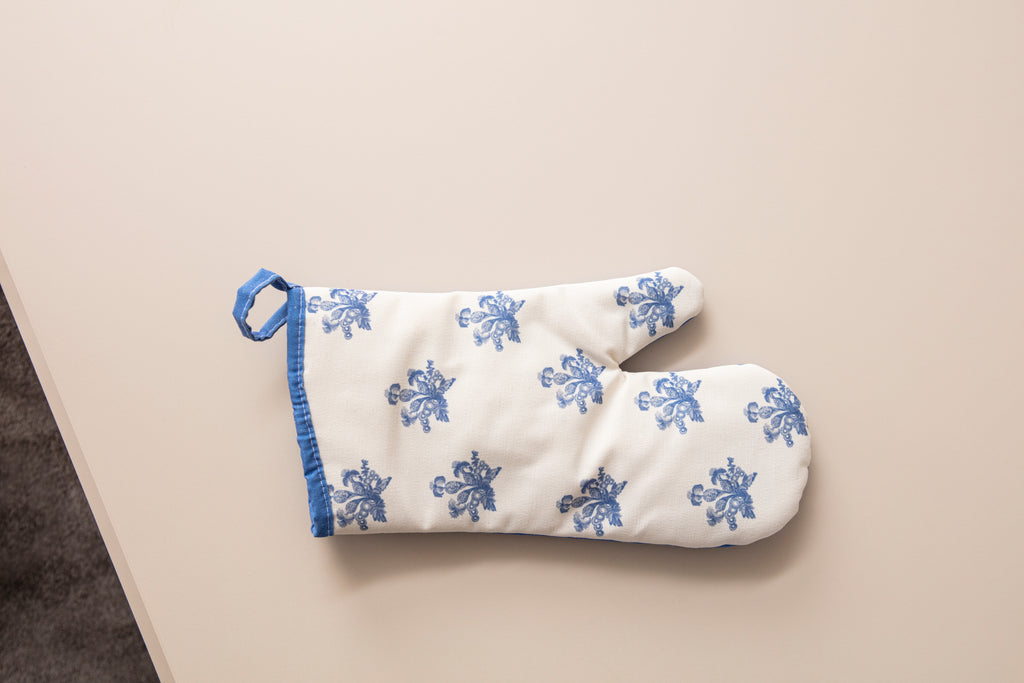 Mavi Çiçek Desenli Mutfak Fırın Eldiveni & Tutamaç Seti – Isıya Dayanıklı, Şık Desenli, Kaymaz ve Kullanışlı