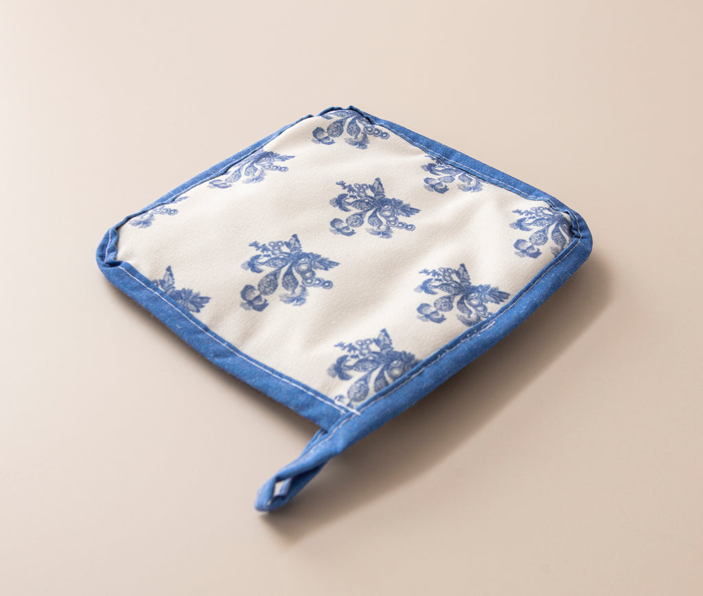 Mavi Çiçek Desenli Mutfak Fırın Eldiveni & Tutamaç Seti – Isıya Dayanıklı, Şık Desenli, Kaymaz ve Kullanışlı