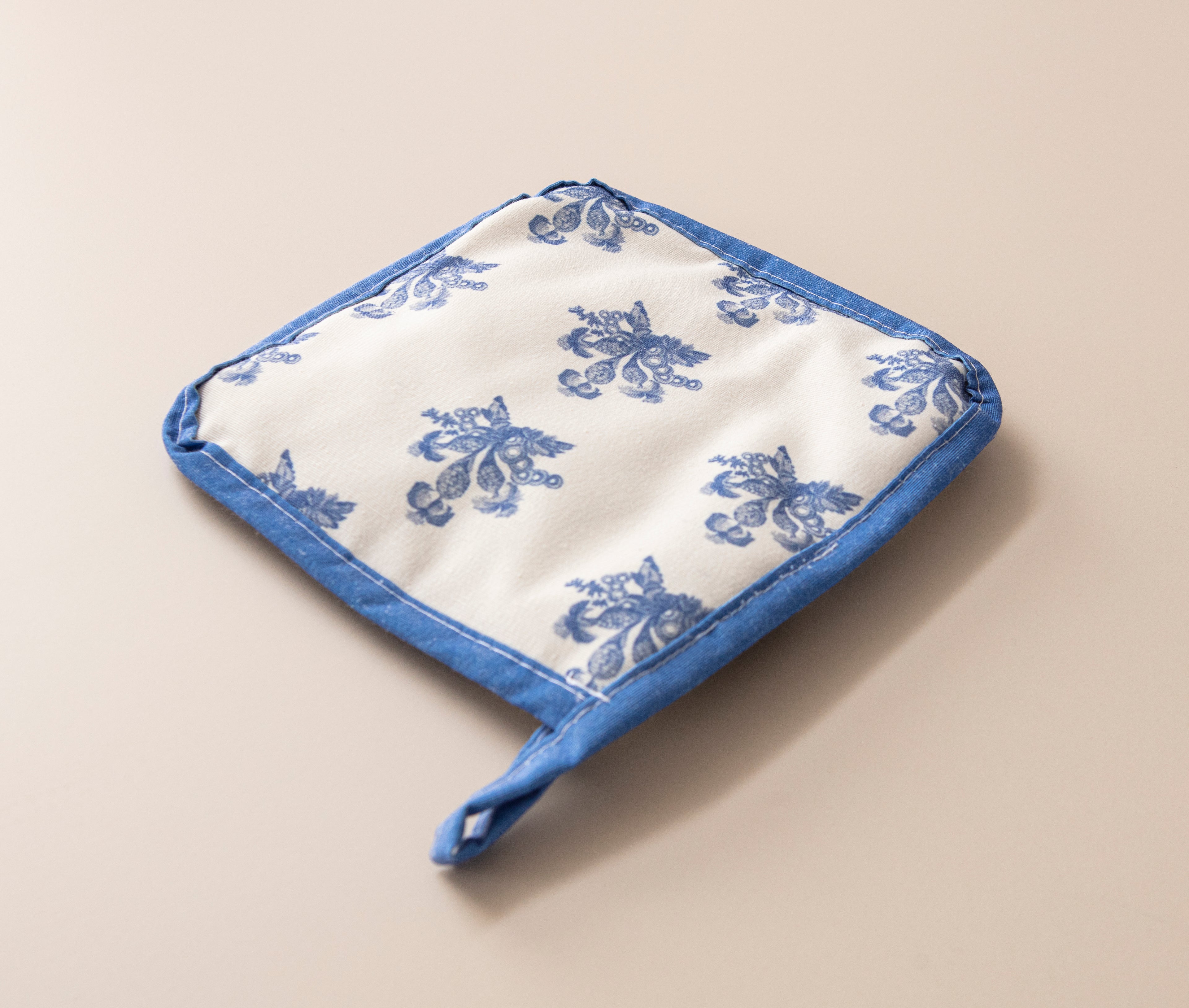 Mavi Çiçek Desenli Mutfak Fırın Eldiveni & Tutamaç Seti – Isıya Dayanıklı, Şık Desenli, Kaymaz ve Kullanışlı