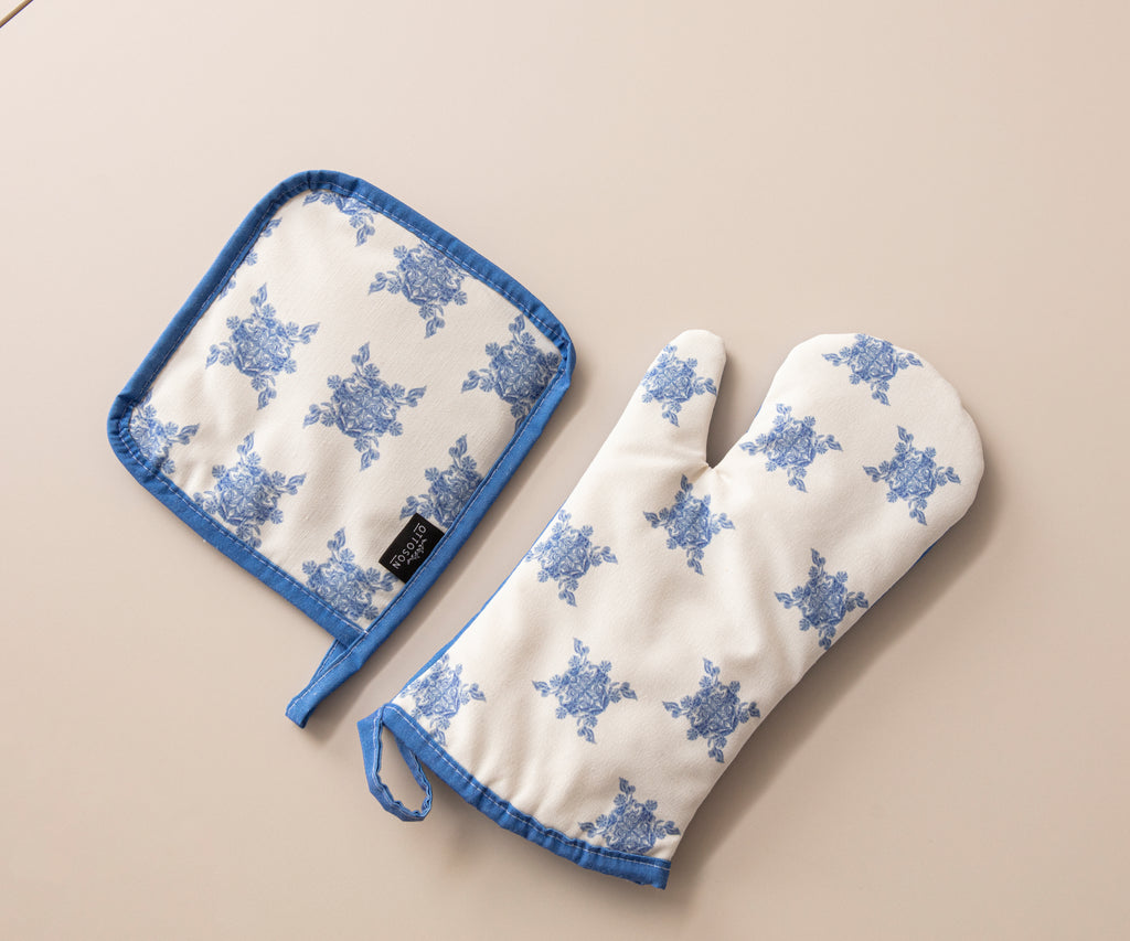 Mavi Kar Tanesi Desenli Mutfak Fırın Eldiveni & Tutamaç Seti – Isıya Dayanıklı, Şık Desenli, Kaymaz ve Kullanışlı