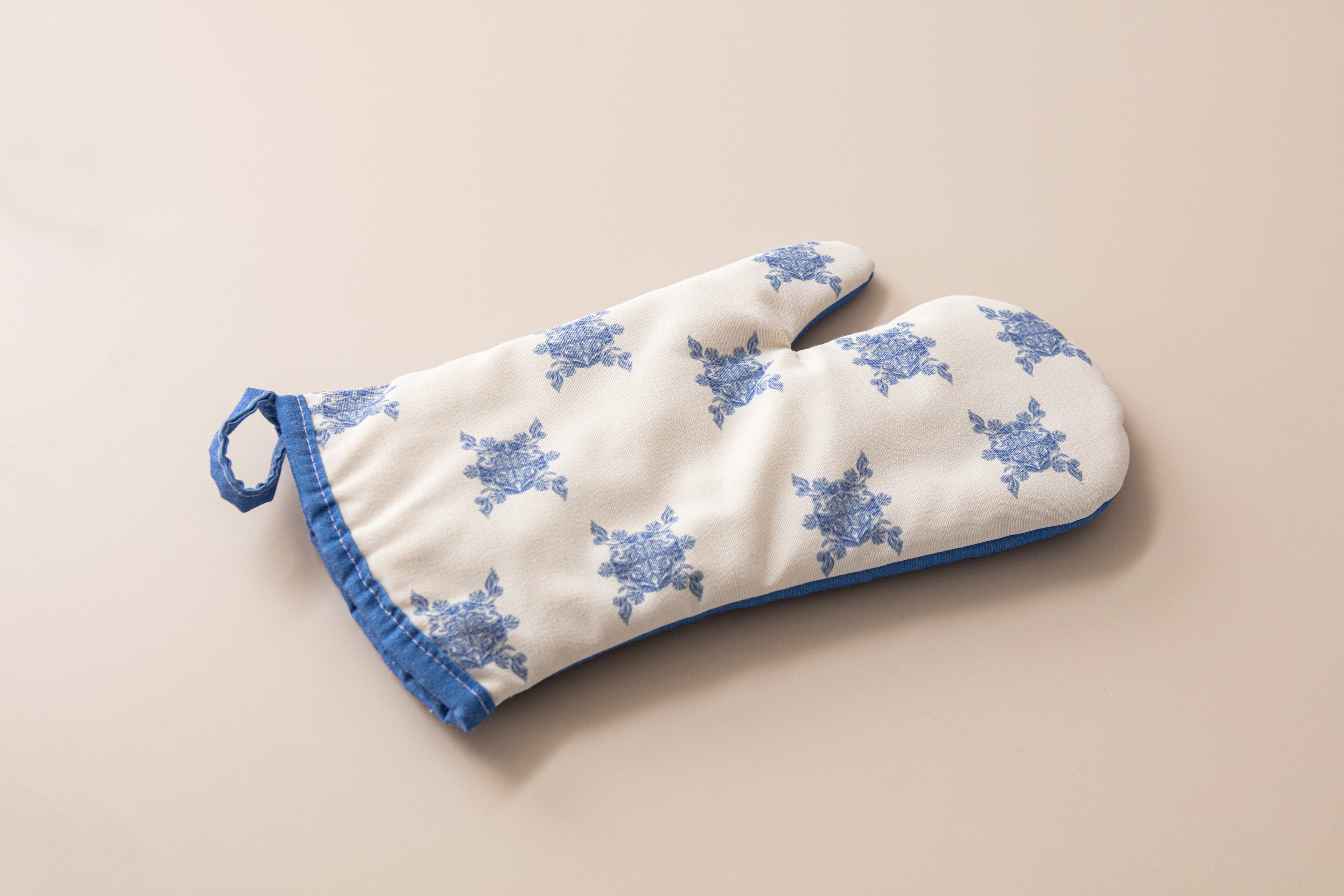 Mavi Kar Tanesi Desenli Mutfak Fırın Eldiveni & Tutamaç Seti – Isıya Dayanıklı, Şık Desenli, Kaymaz ve Kullanışlı