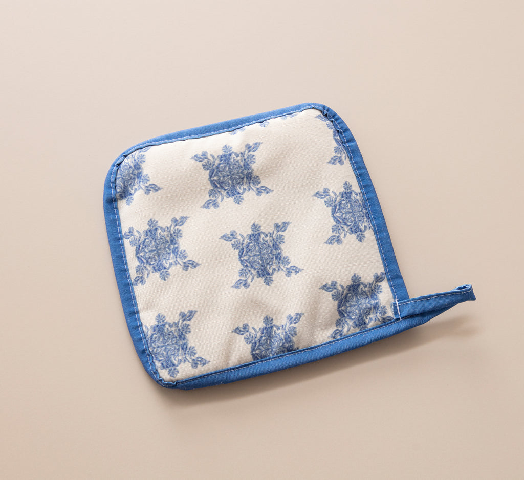 Mavi Kar Tanesi Desenli Mutfak Fırın Eldiveni & Tutamaç Seti – Isıya Dayanıklı, Şık Desenli, Kaymaz ve Kullanışlı