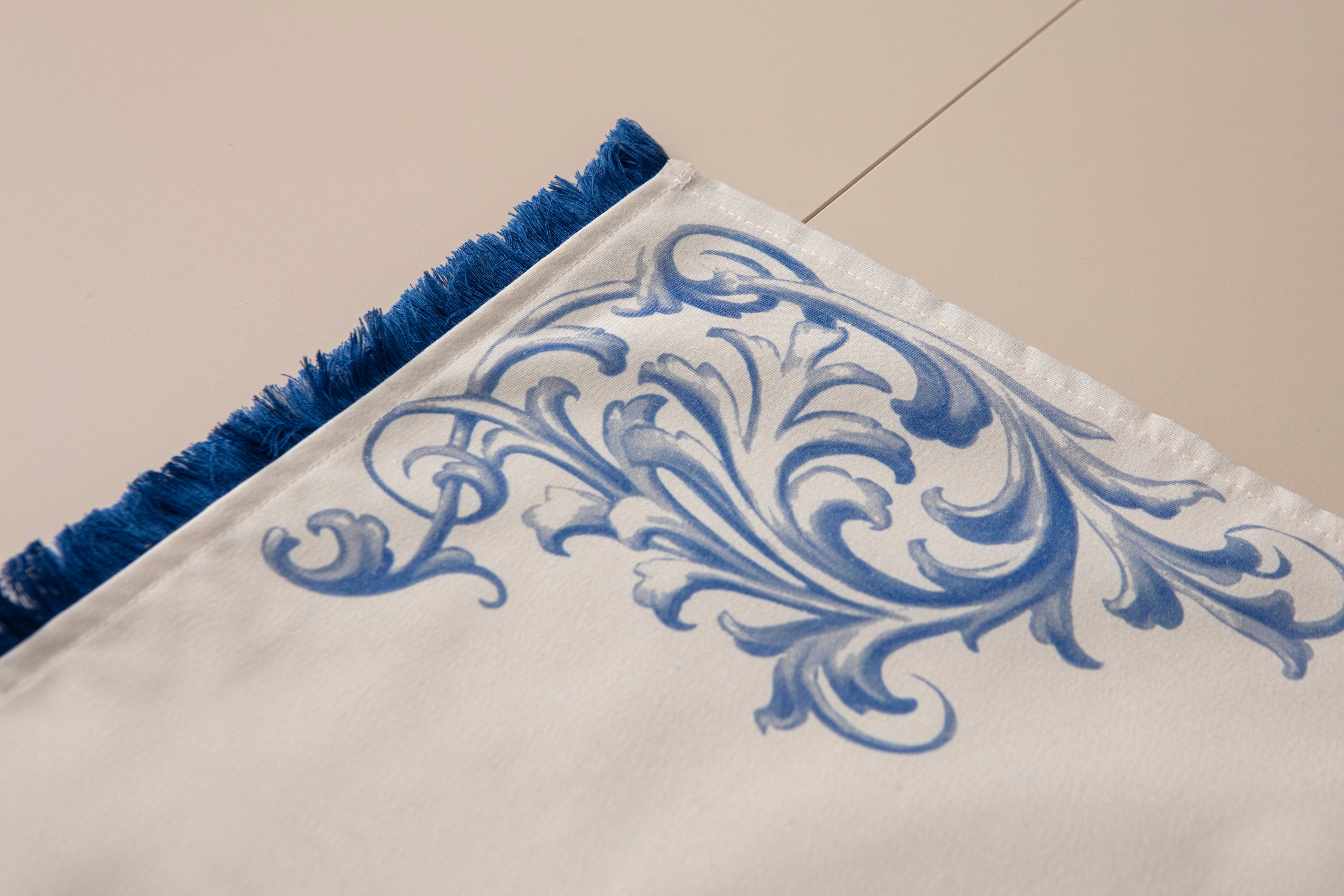 Çini Mavi Desenli Püskül Detaylı Otantik Masa Runnerı