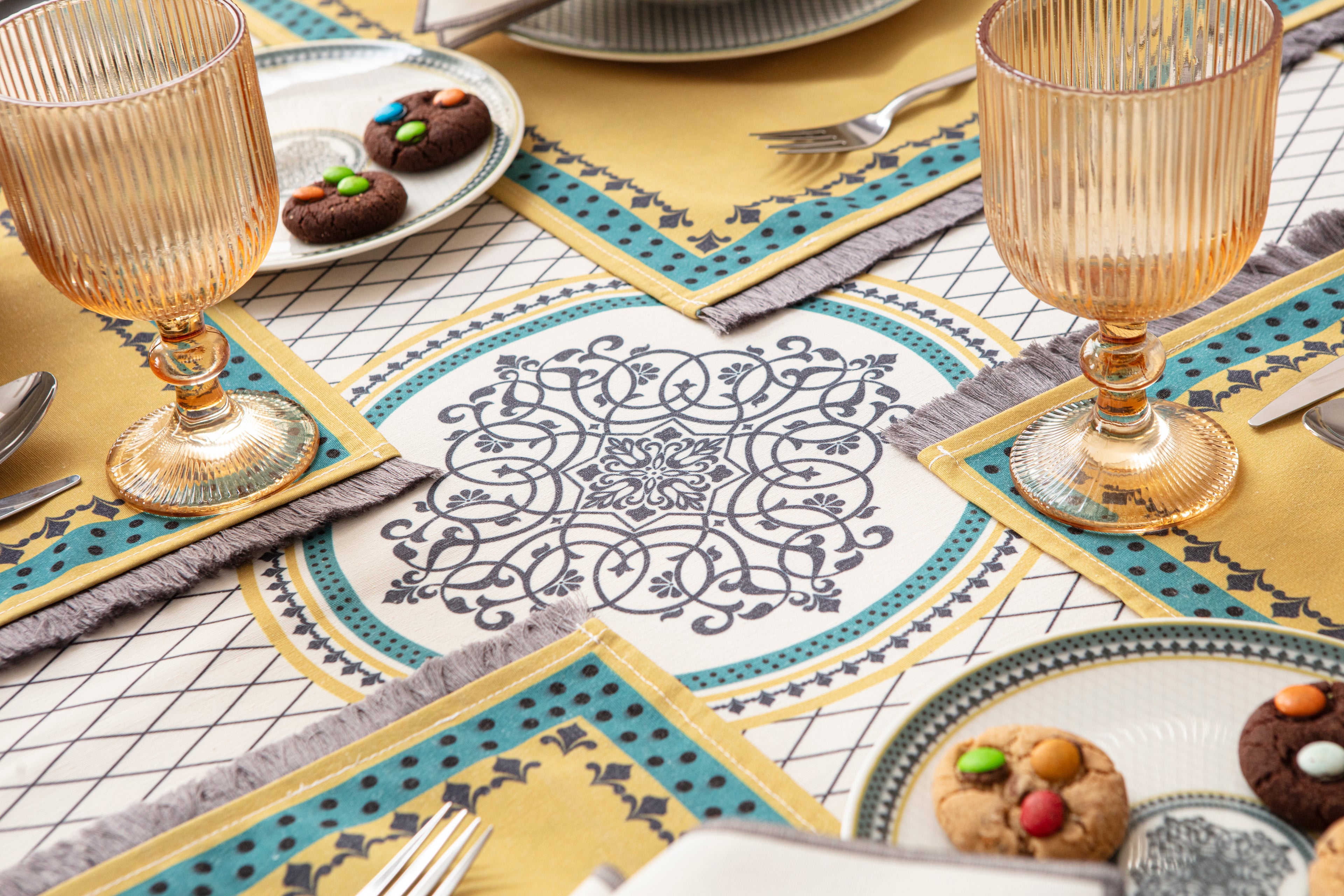 Sarı & Yeşil Otantik Desenli Full Masa Örtüsü Seti (Püsküllü Koleksiyon)