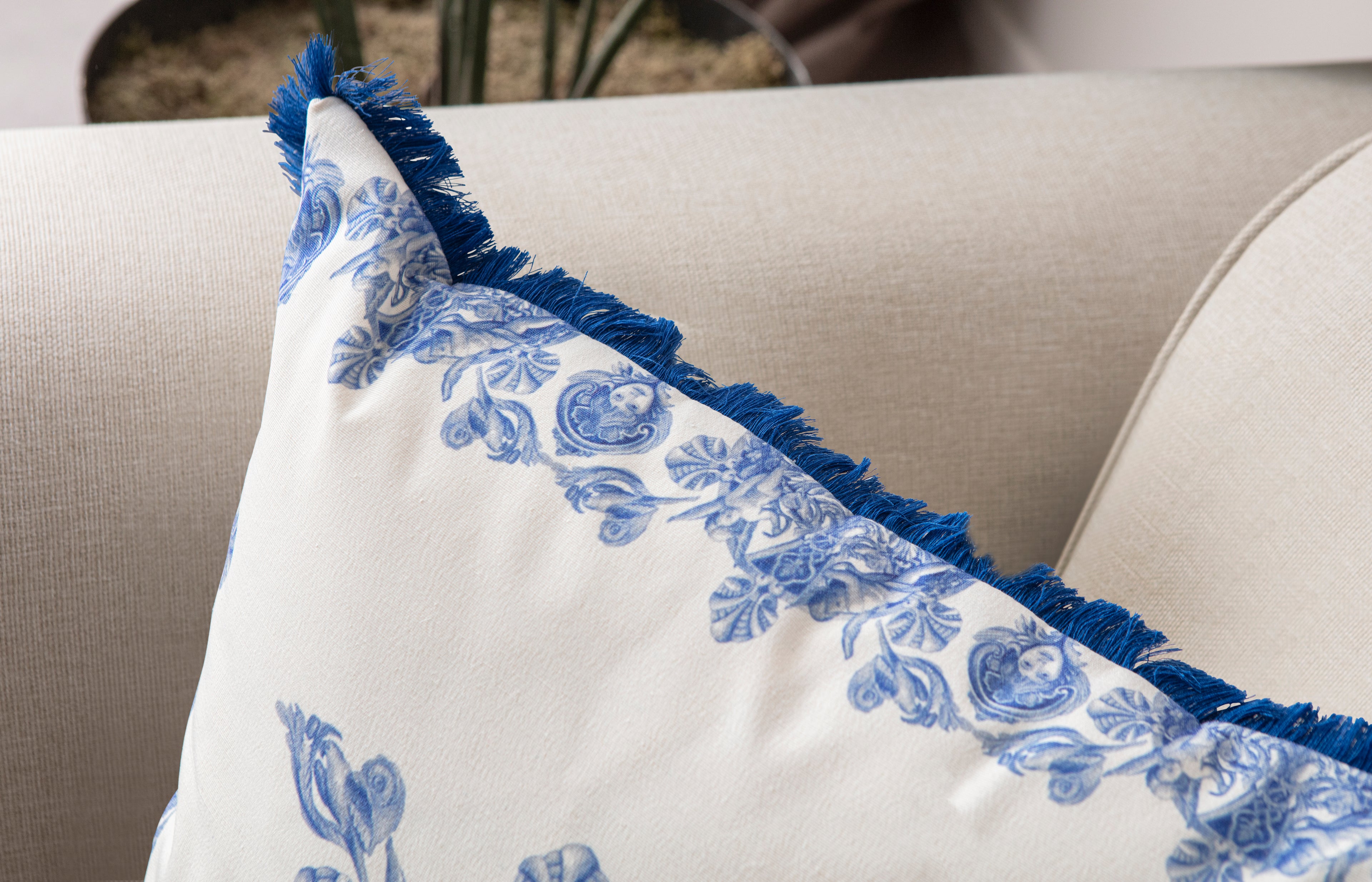 Çini Desenli Püsküllü Kenar Detaylı Mavi Beyaz Kırlent