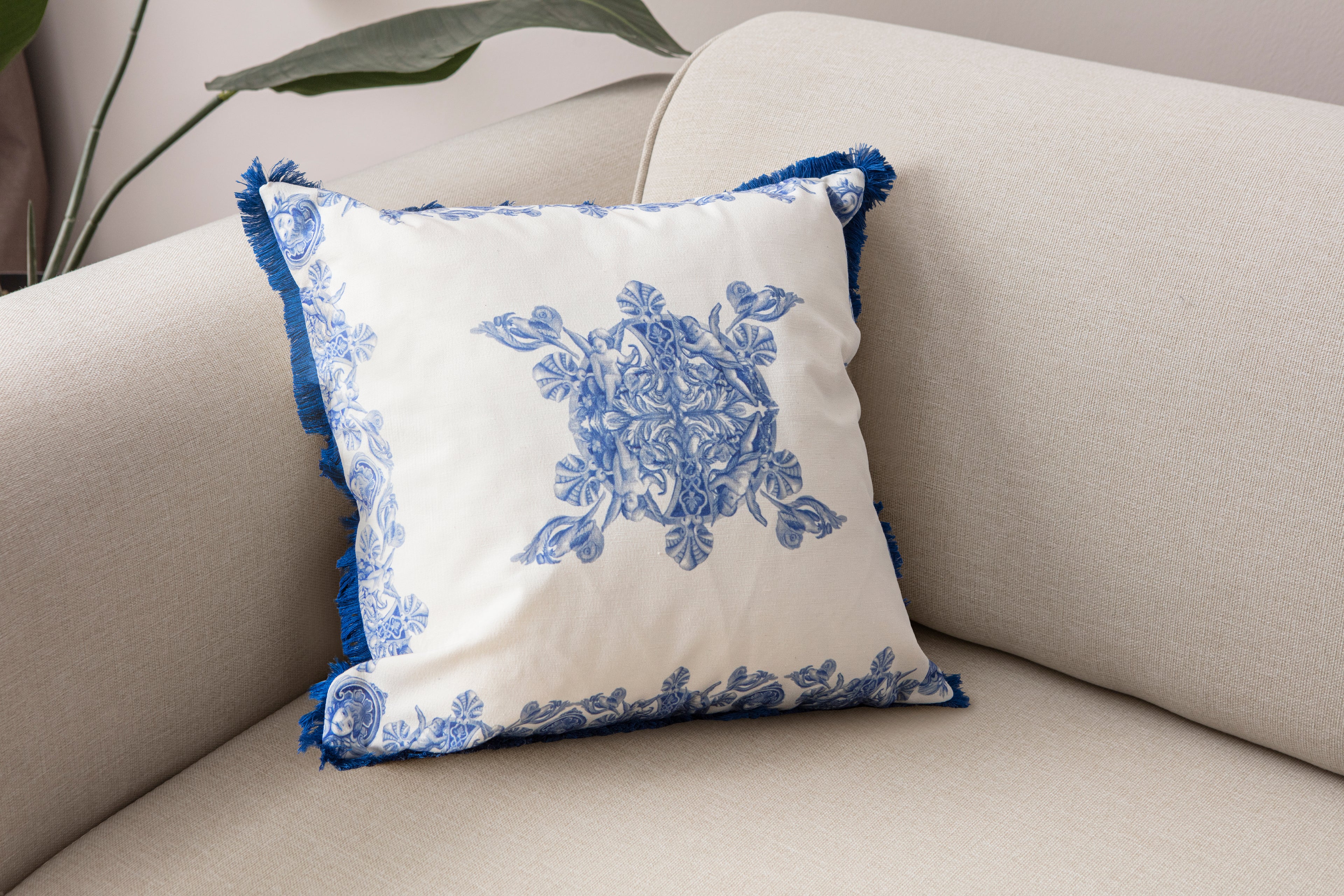 Çini Desenli Püsküllü Kenar Detaylı Mavi Beyaz Kırlent