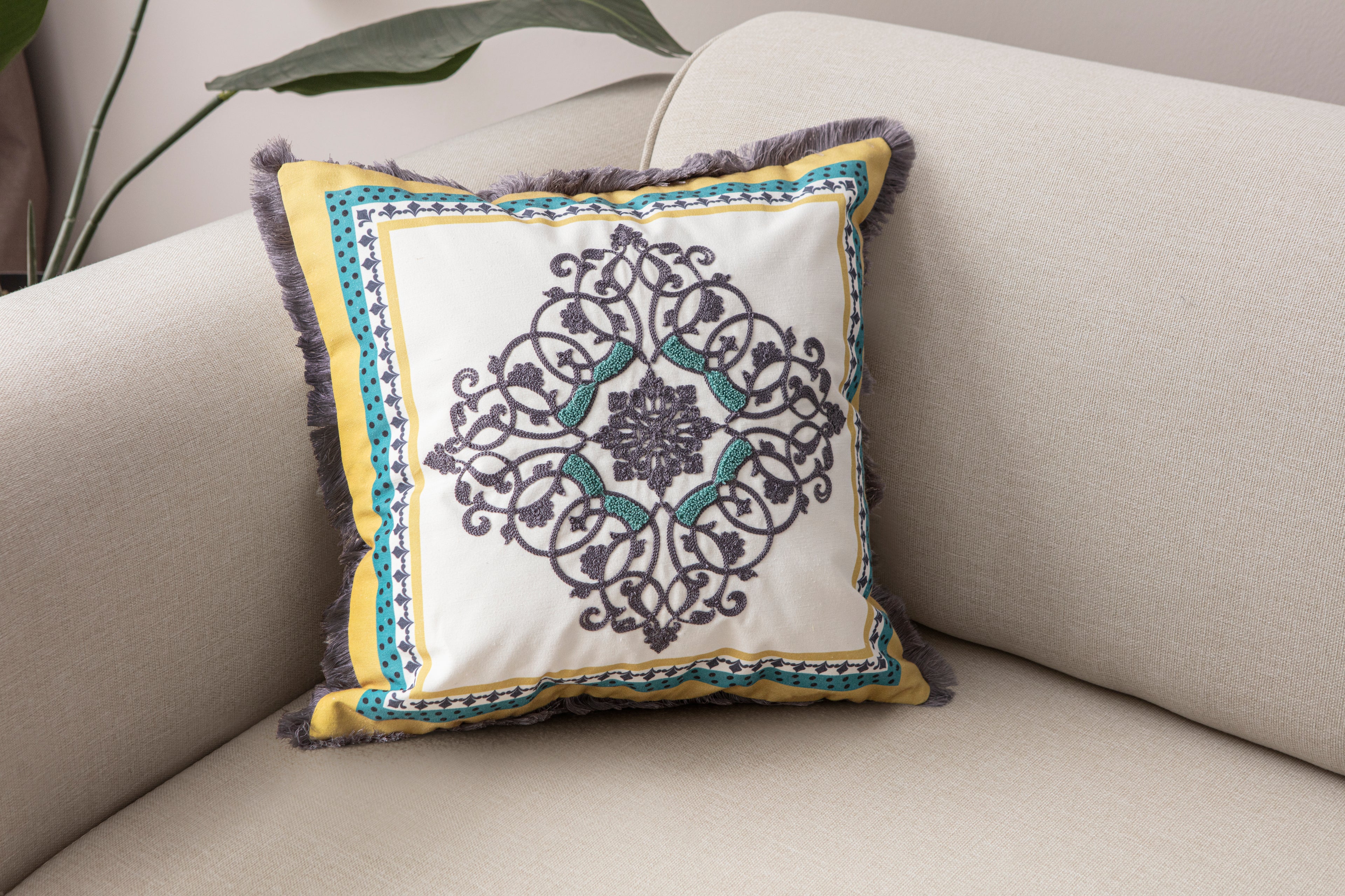 İşlemeli Saçaklı Dekoratif Kırlent – Bohem & Modern Tasarım