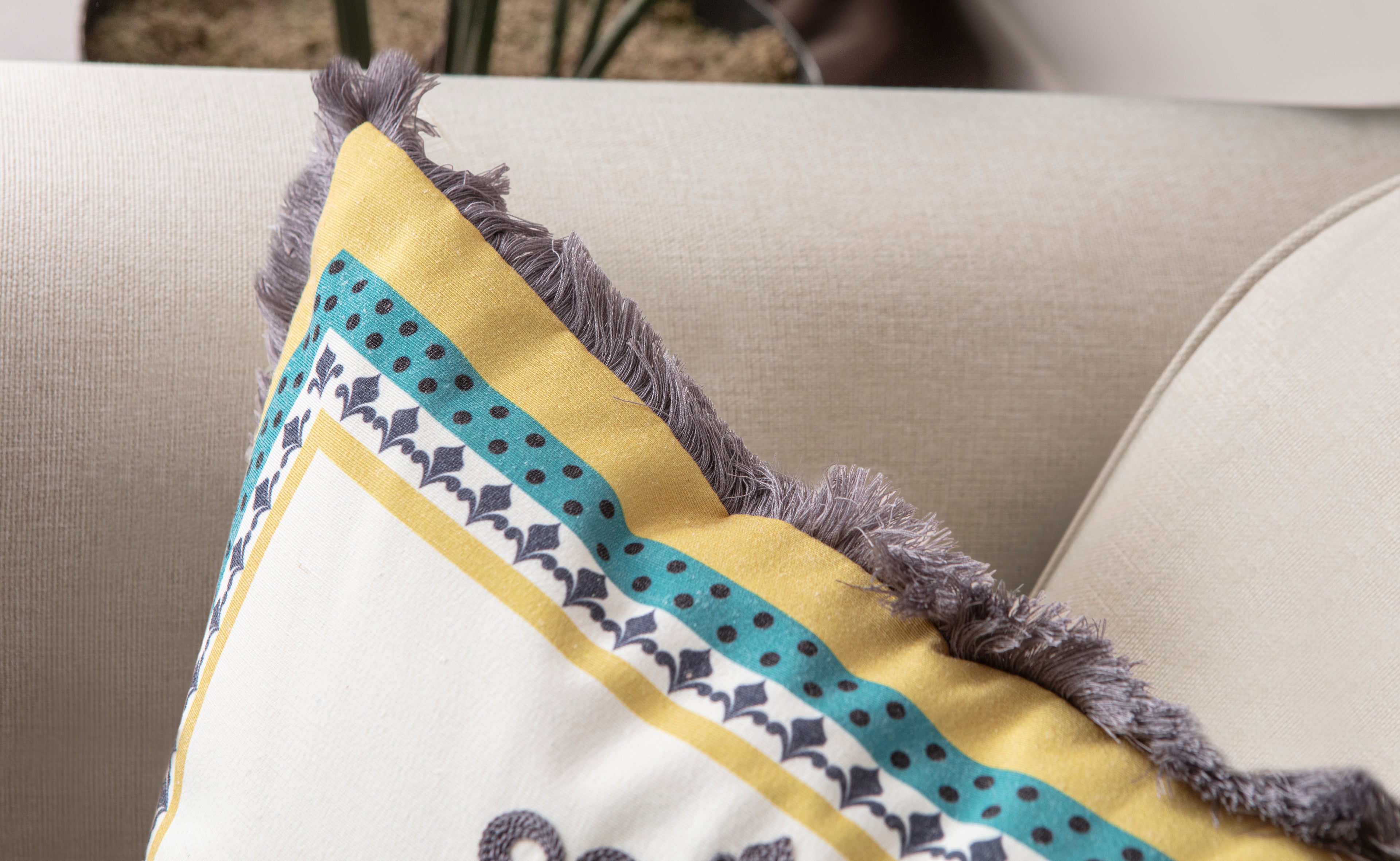 İşlemeli Saçaklı Dekoratif Kırlent – Bohem & Modern Tasarım