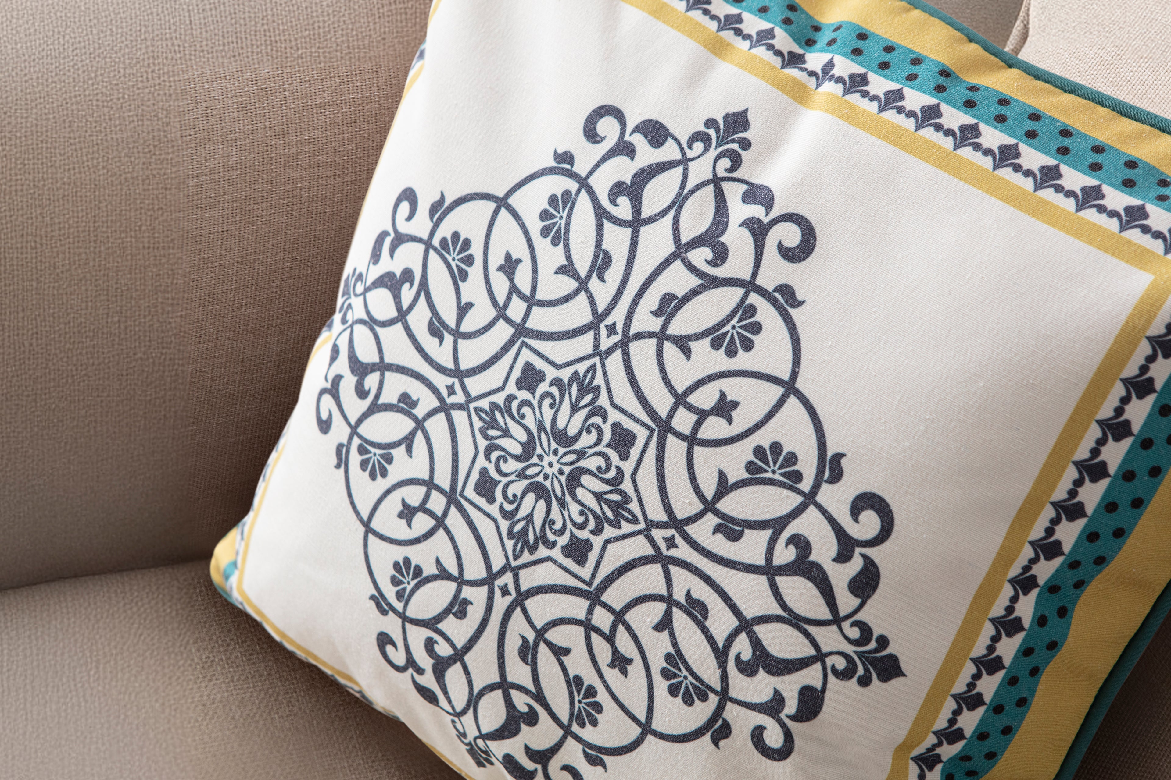 Özel Tasarım Otantik Motifli Kare Kırlent Kılıfı