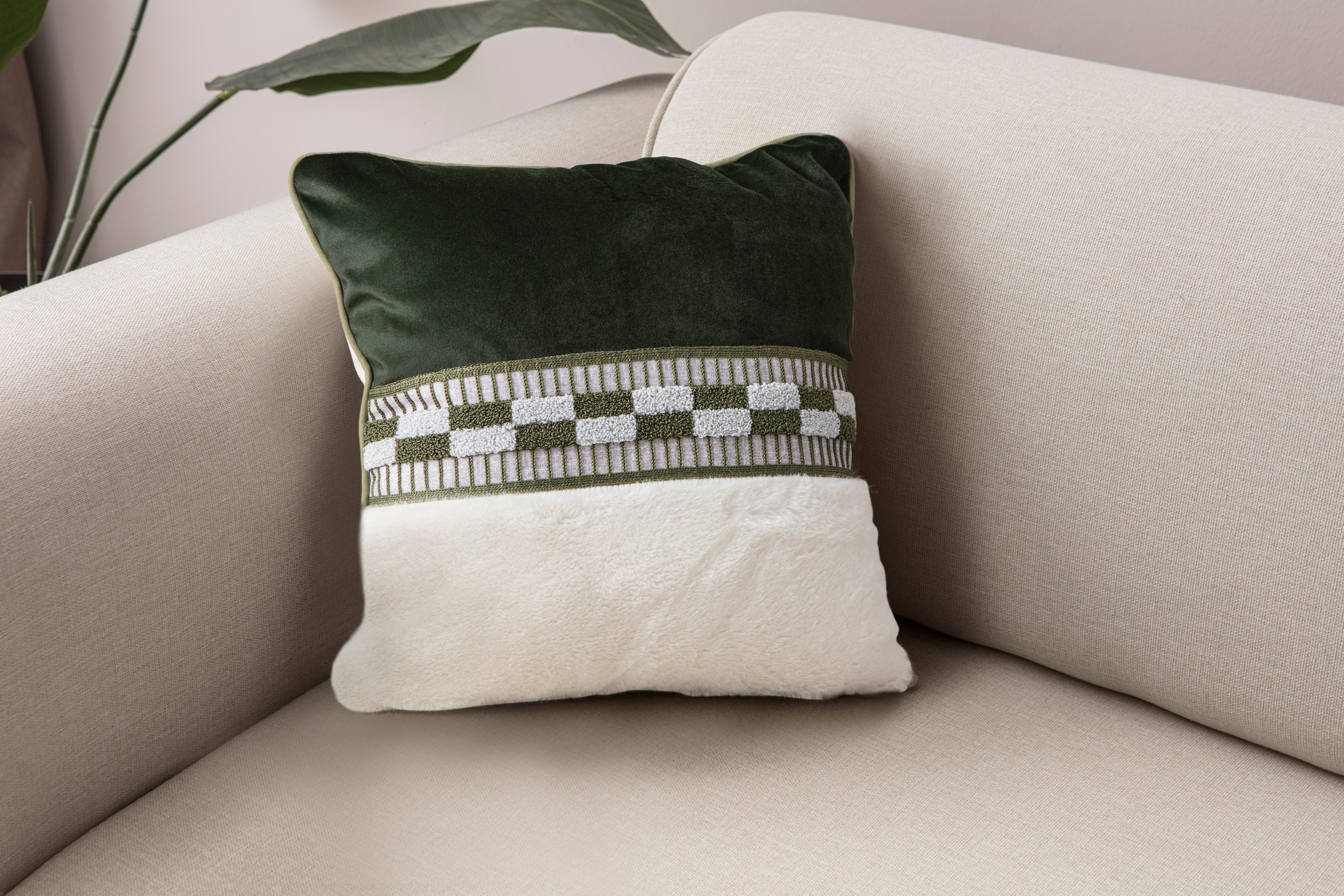 Dekoratif Kırlent – Peluş Alt Yüzeyli, Kadife Üst Yüzeyli Modern Tasarım