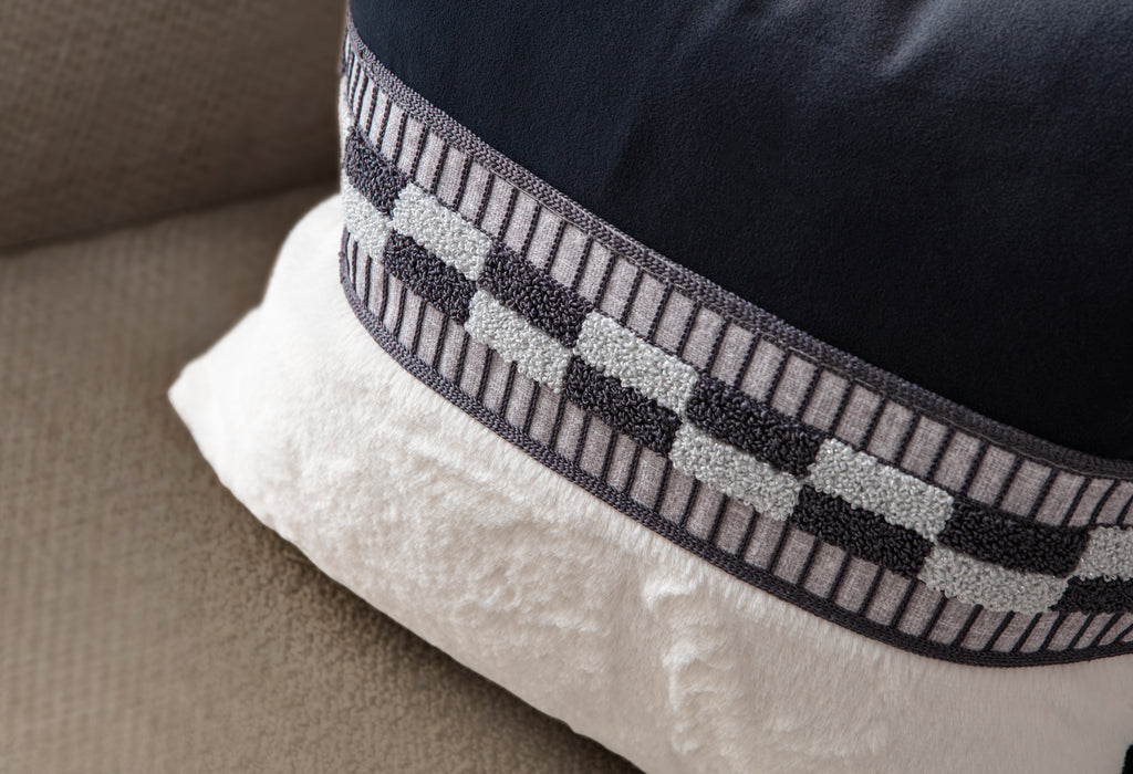 Dekoratif Kırlent – Peluş Alt Yüzeyli, Kadife Üst Yüzeyli Modern Tasarım