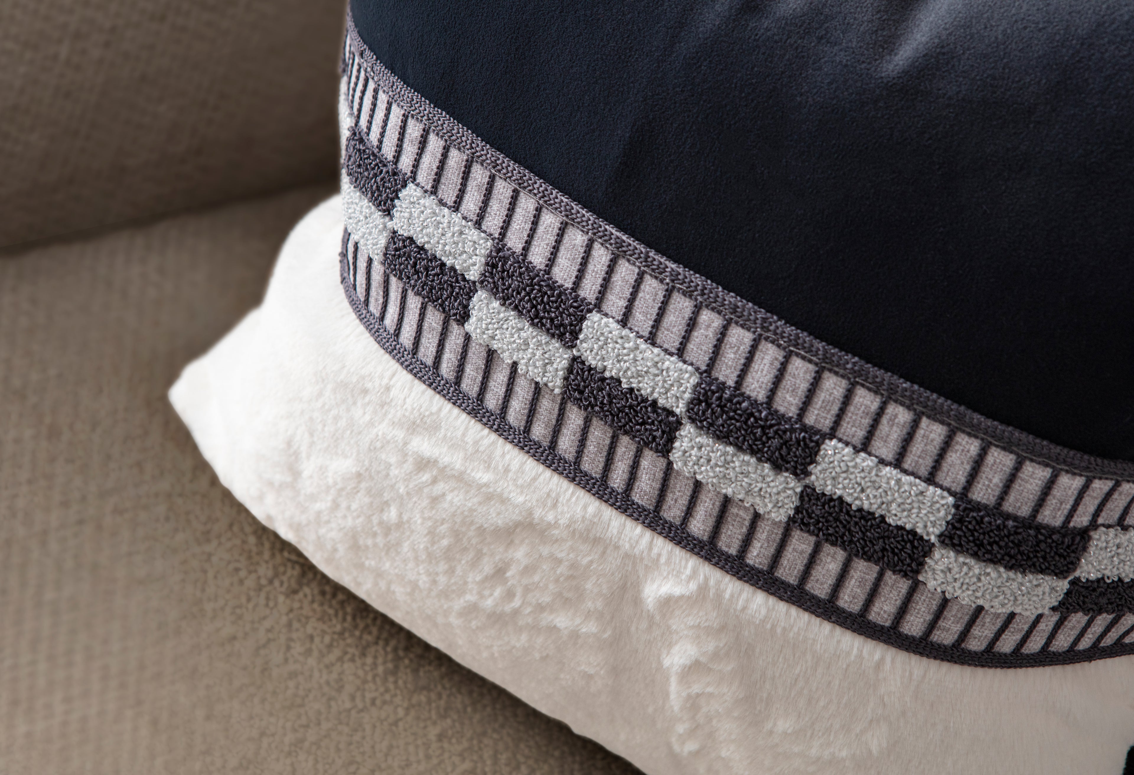 Dekoratif Kırlent – Peluş Alt Yüzeyli, Kadife Üst Yüzeyli Modern Tasarım