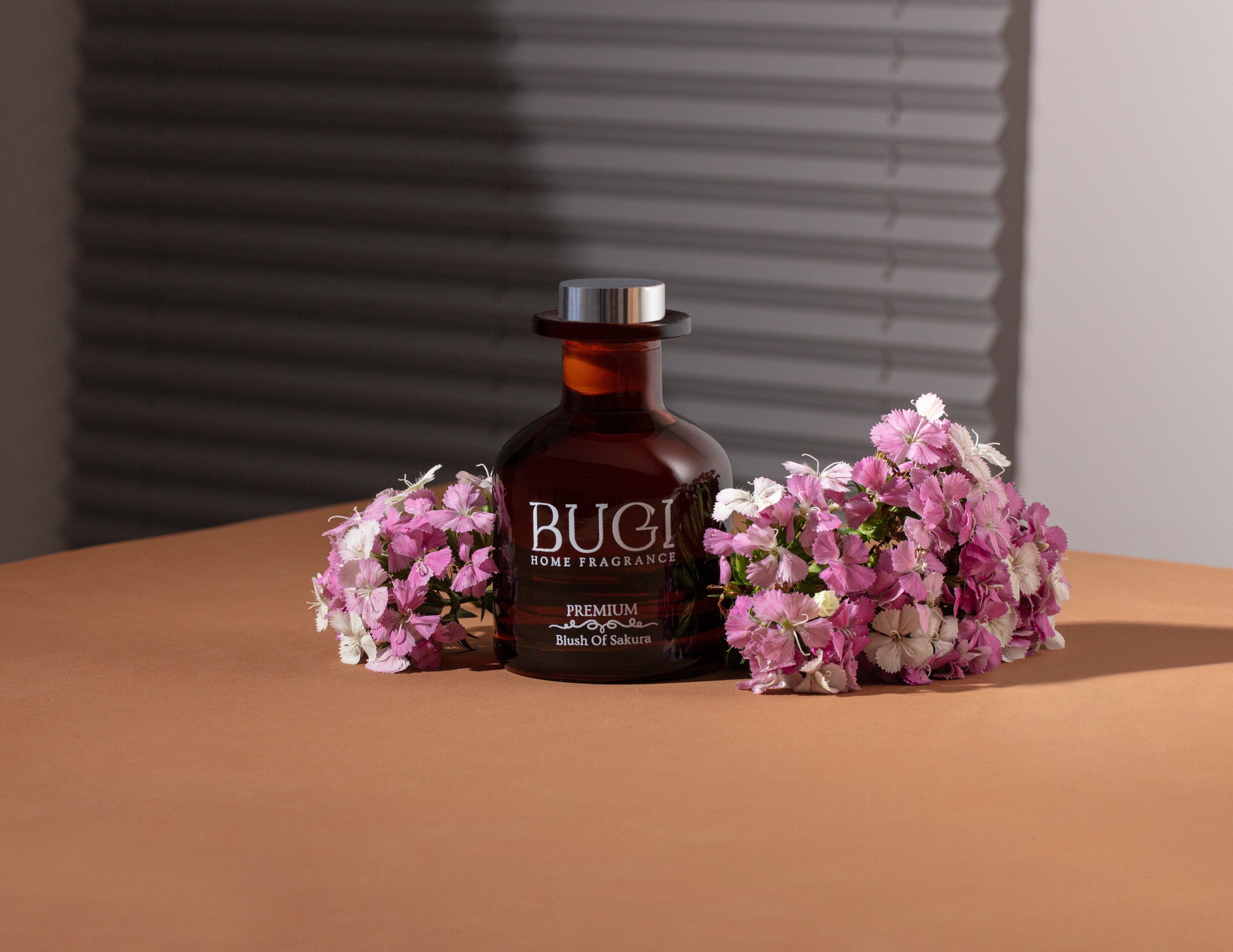 Blush Of Sakura Çubuklu Oda Kokusu – Japon Kiraz Çiçeği Aromalı, Yoğun Esanslı ve Kalıcı Oda Parfümü, Salon, Ofis, Ev, Yatak Odası ve Banyo için Büyük Boy Çubuklu Oda Kokusu
