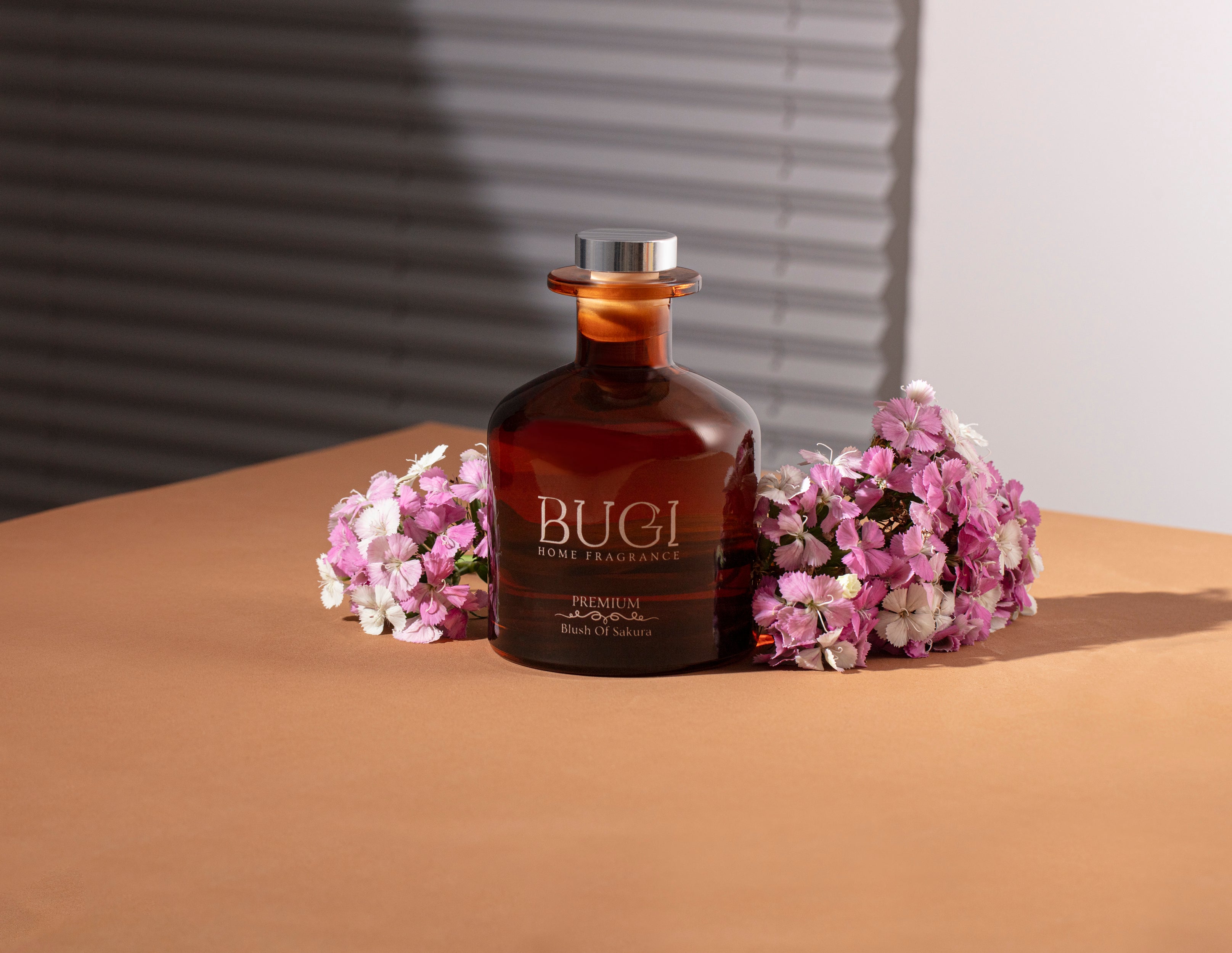 Blush Of Sakura Çubuklu Oda Kokusu – Japon Kiraz Çiçeği Aromalı, Yoğun Esanslı ve Kalıcı Oda Parfümü, Salon, Ofis, Ev, Yatak Odası ve Banyo için Büyük Boy Çubuklu Oda Kokusu